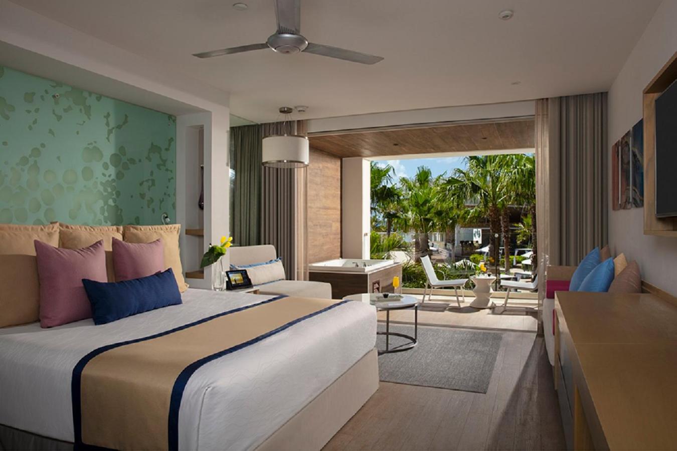 Preferred Club Junior Suite Tropical View King - Photo 1