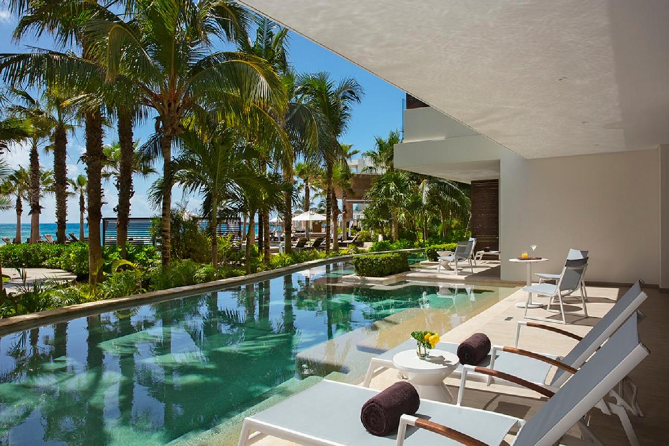 Preferred Club Master Suite Swimout Tropical View King