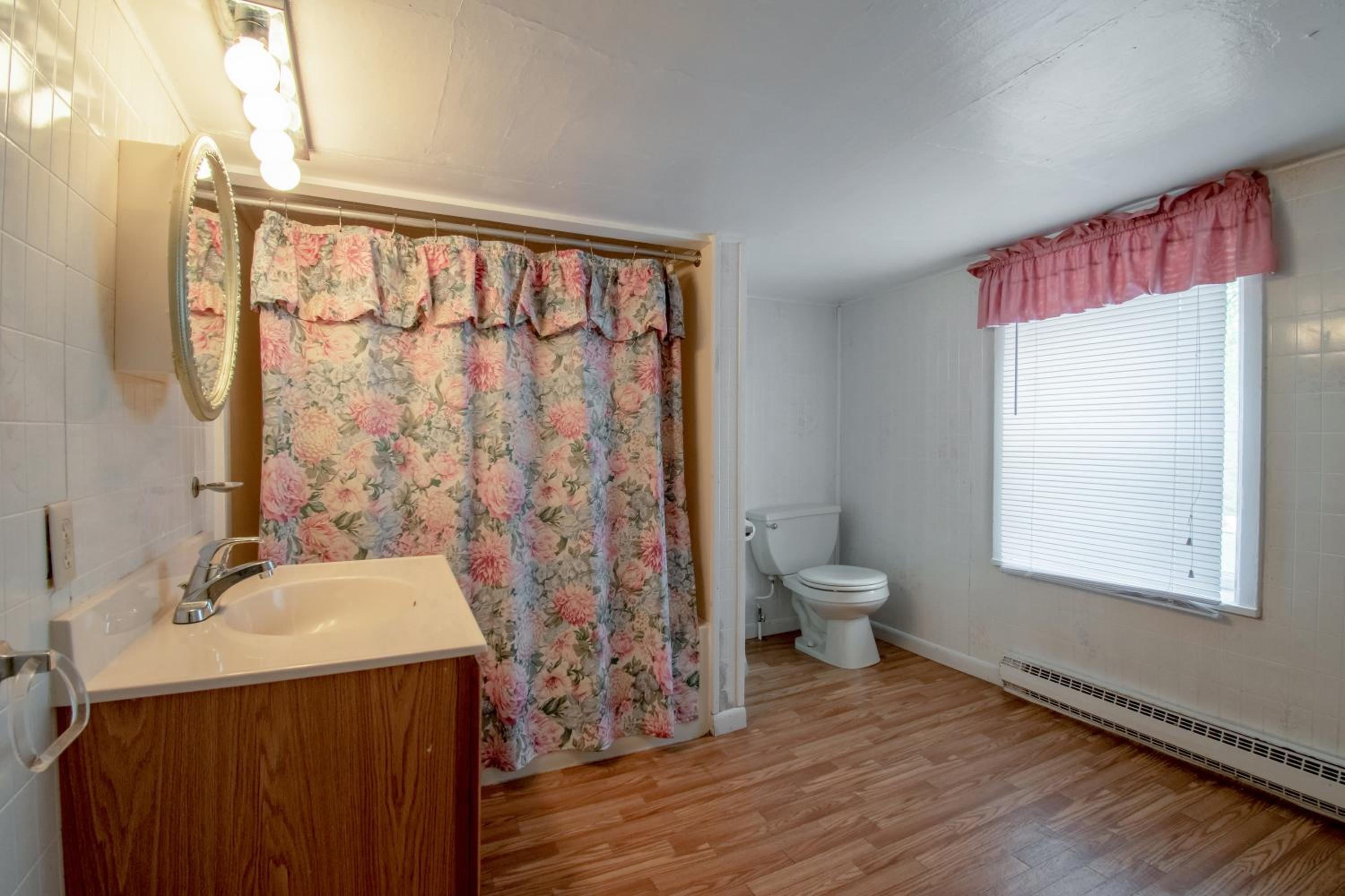 Four-Bedroom Cabin photo 3