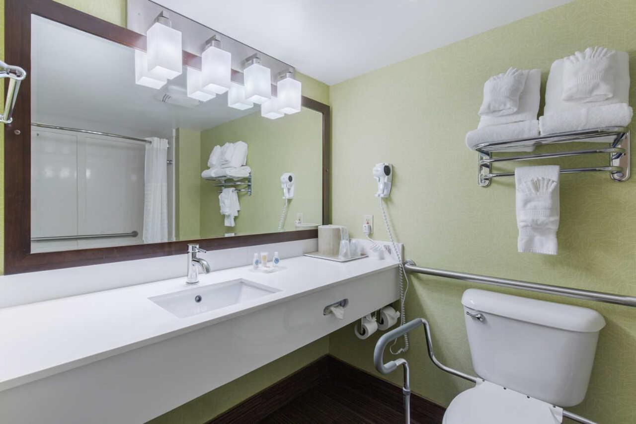 King Suite with Accessible Tub - Non-Smoking - Photo 3