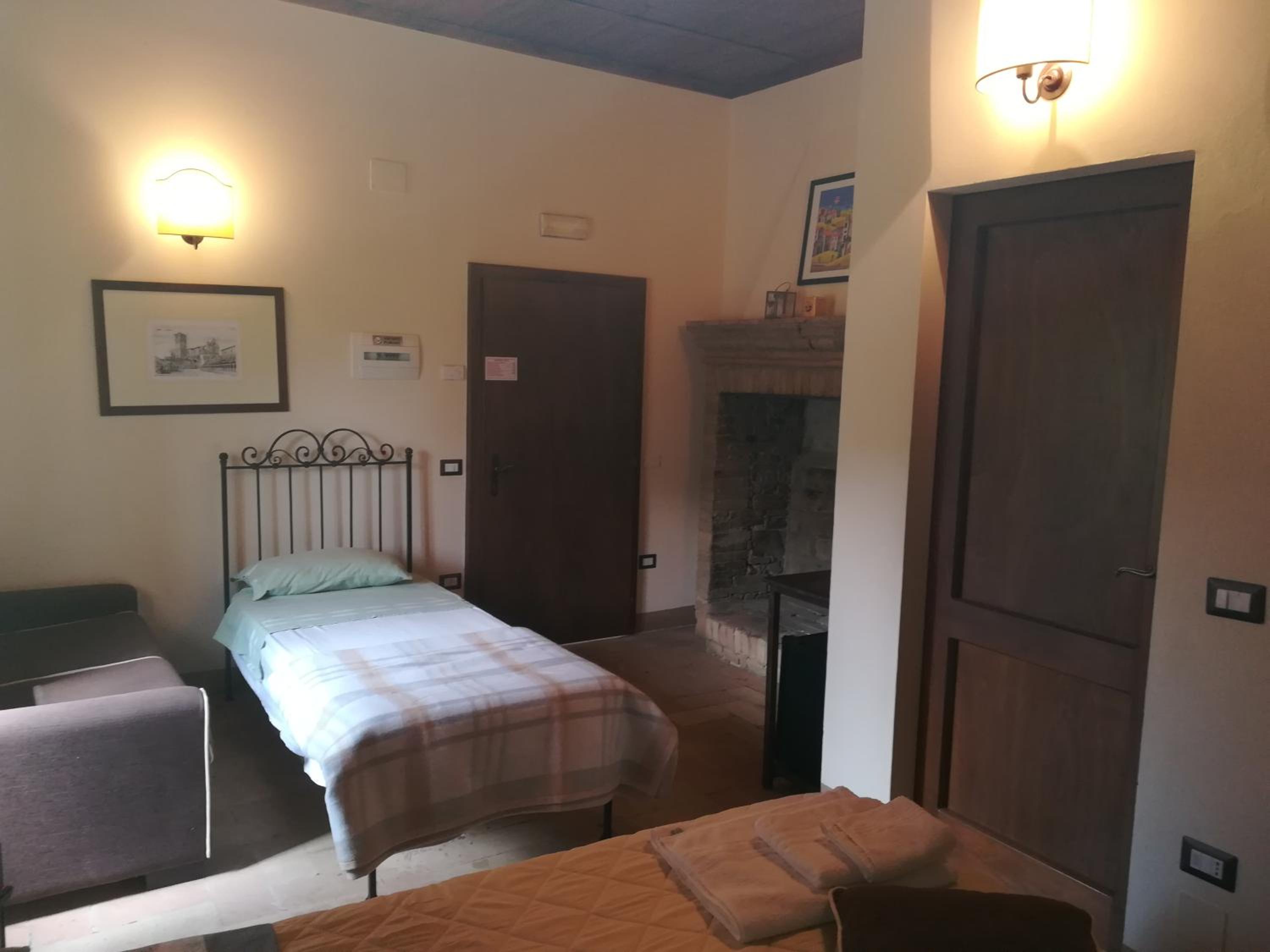Deluxe King Room - Photo 2