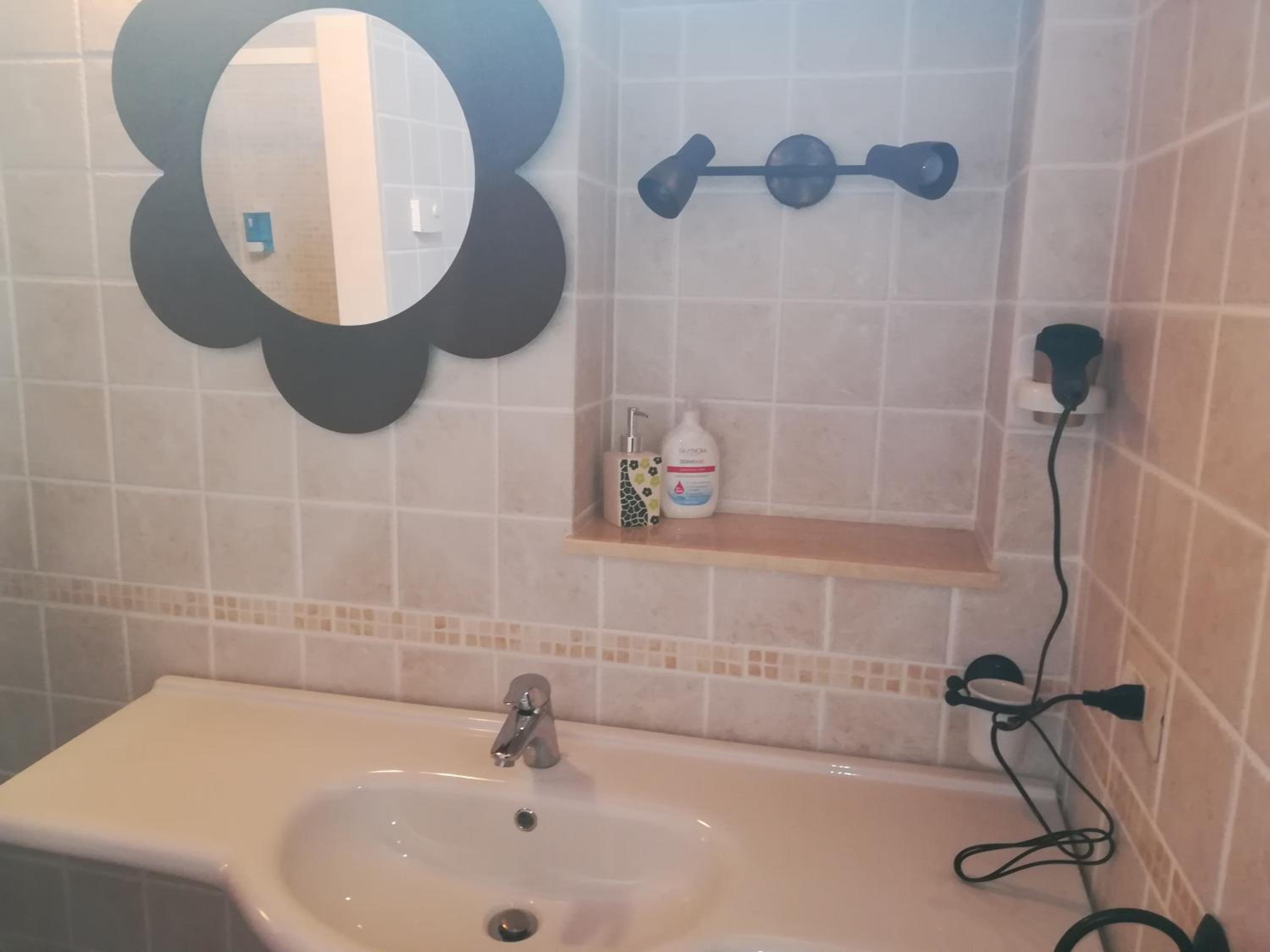 Double Room with Private Bathroom - Photo 5