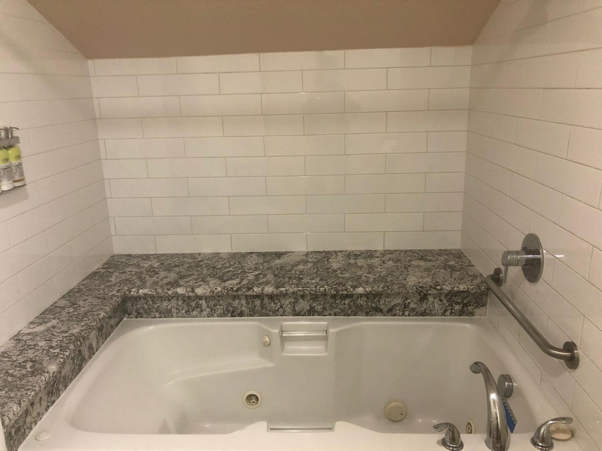 King Suite with Spa Bath - Photo 23