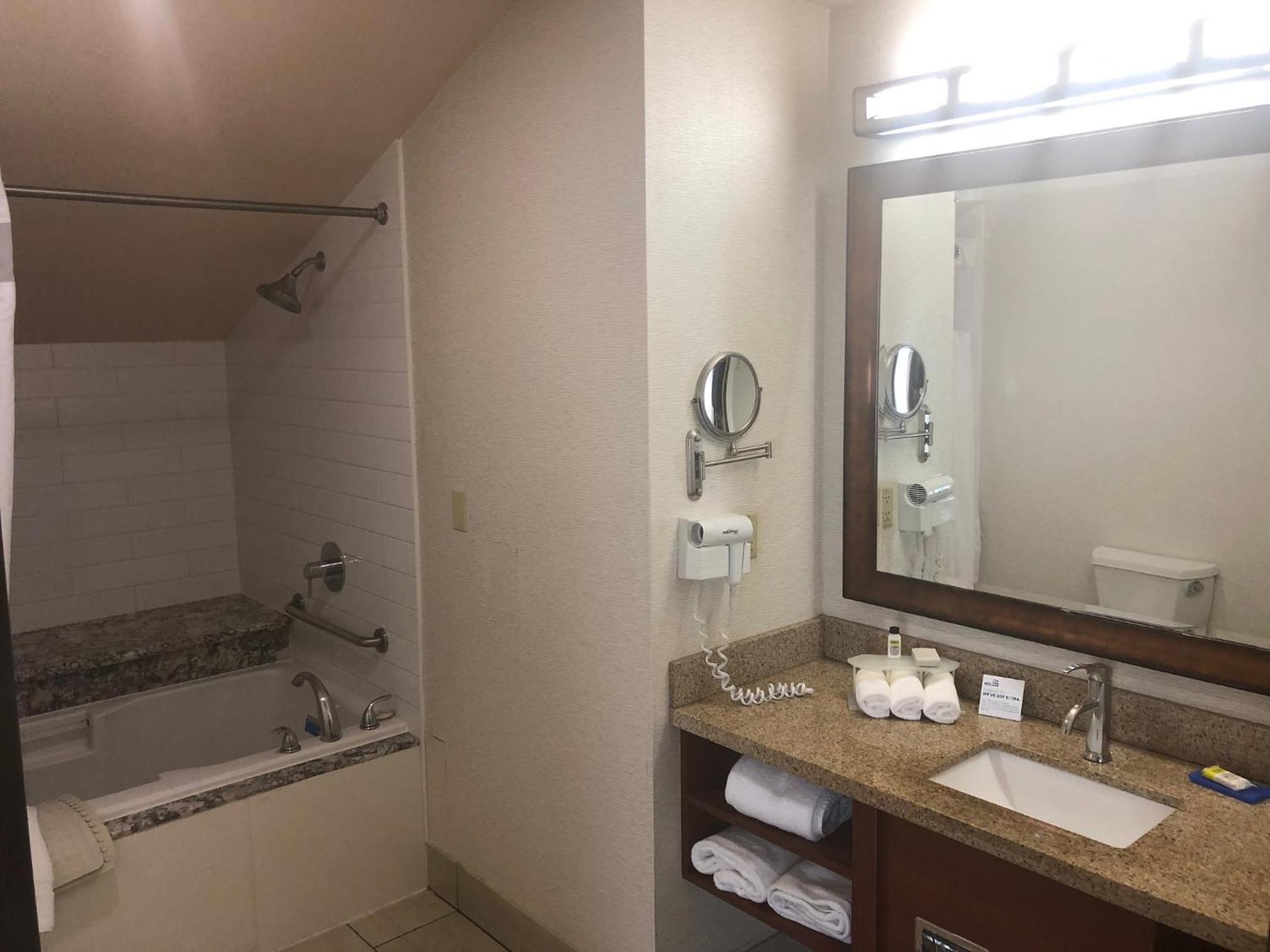 King Suite with Spa Bath - Photo 13