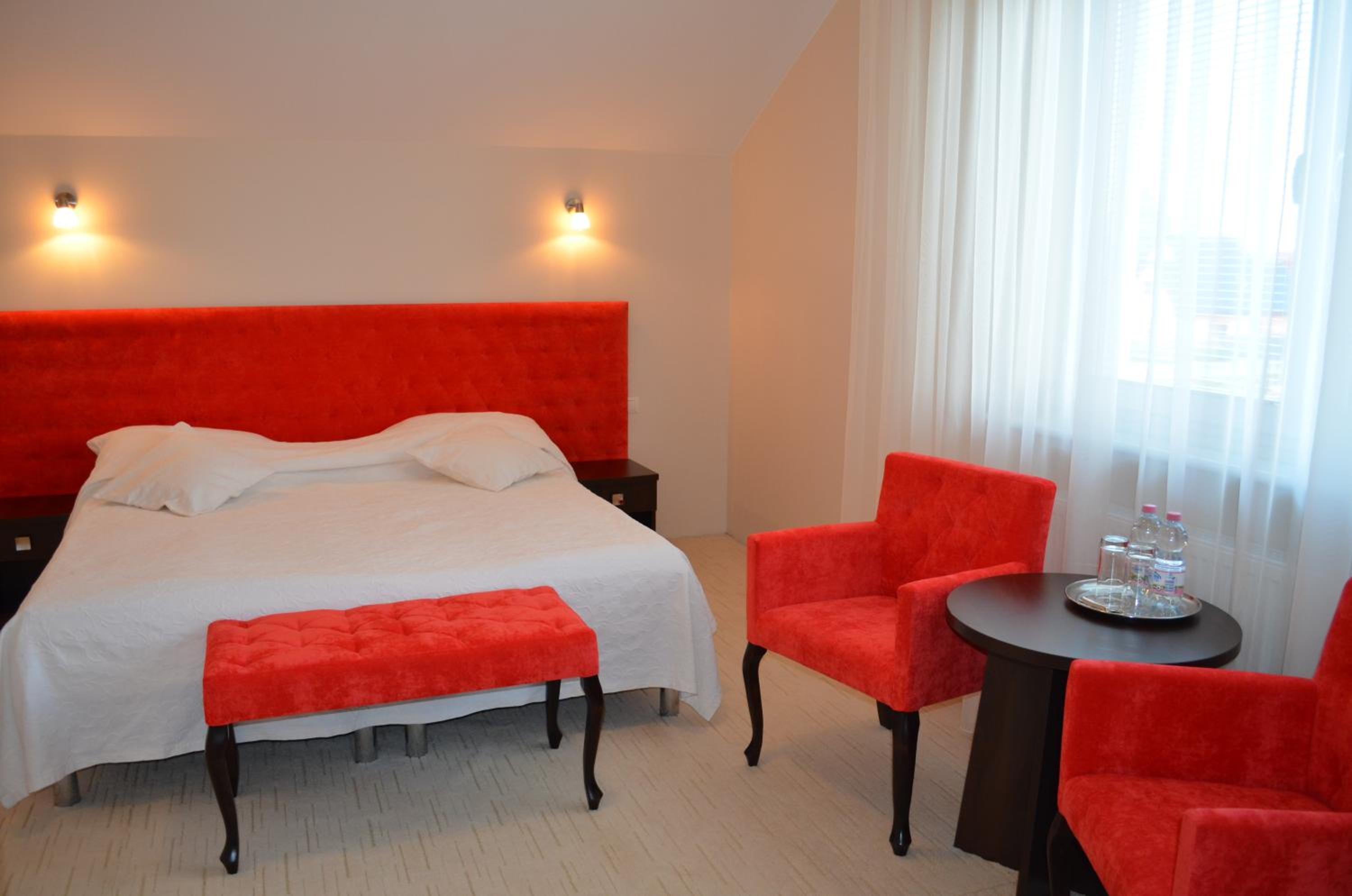 Double Room with Bath - Photo 3