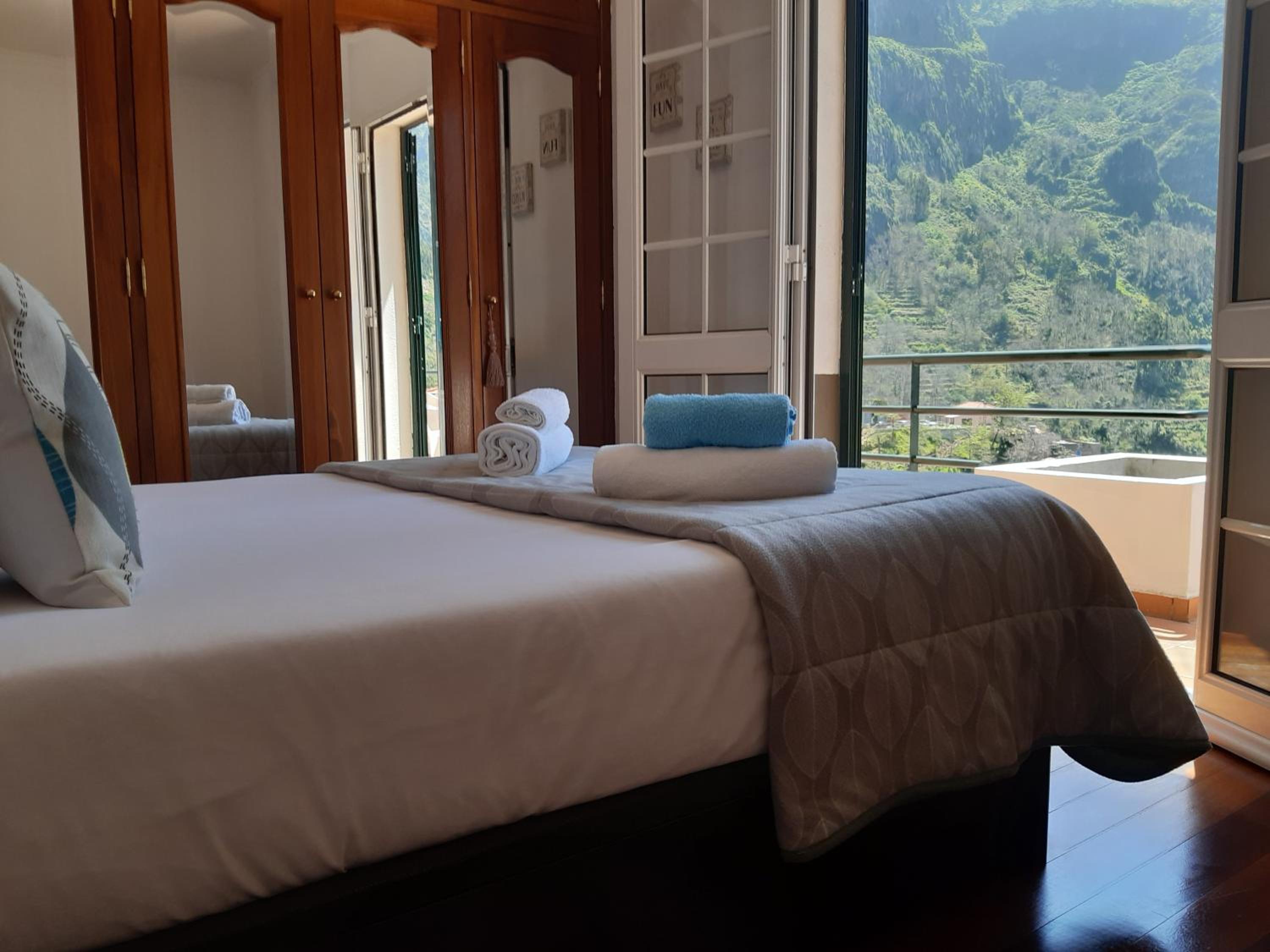 Apartment with Mountain View - Photo 9