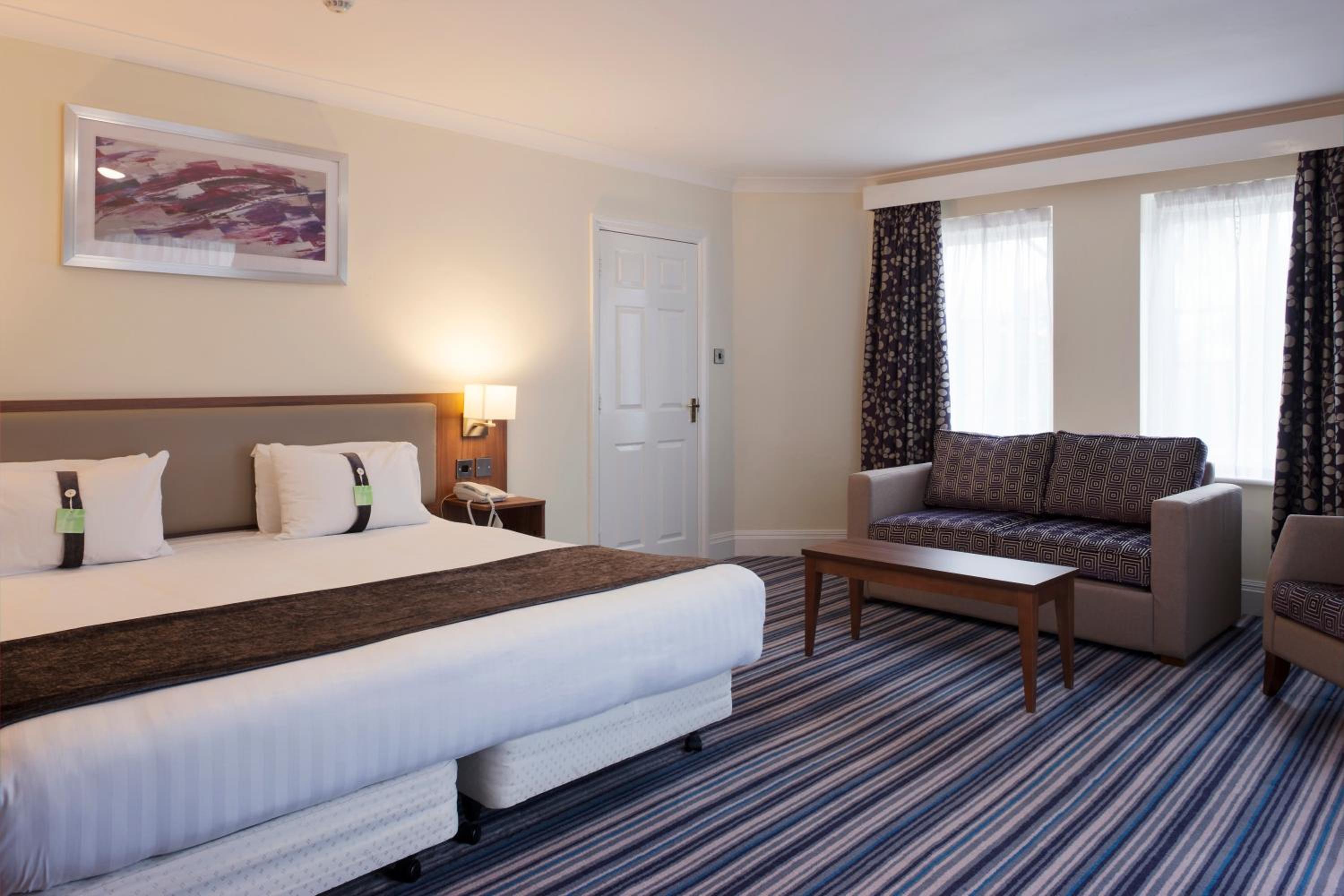 Standard King Room with Sofa Bed - Photo 12