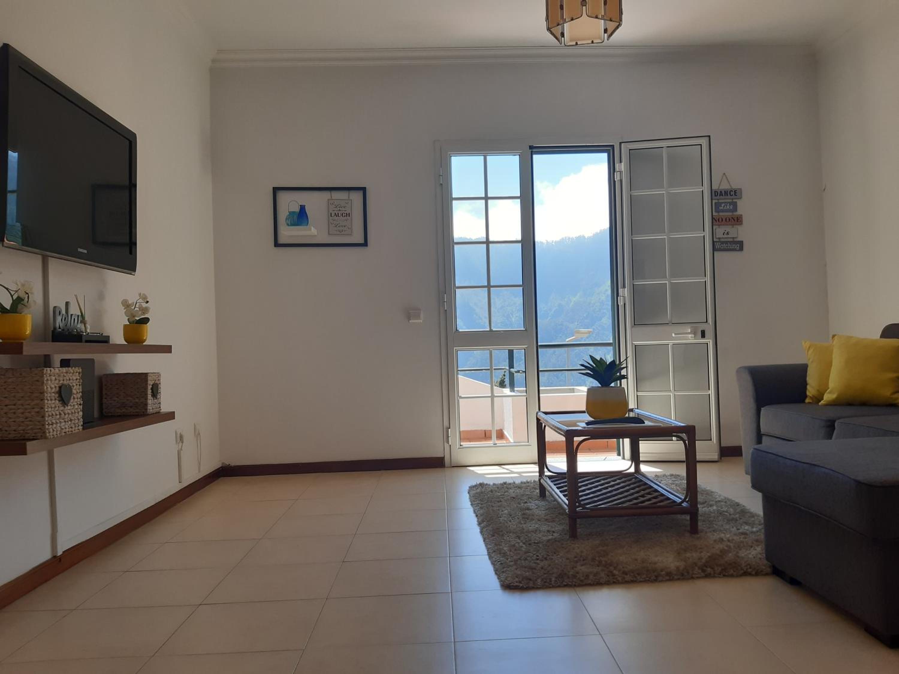 Apartment with Mountain View - Photo 18