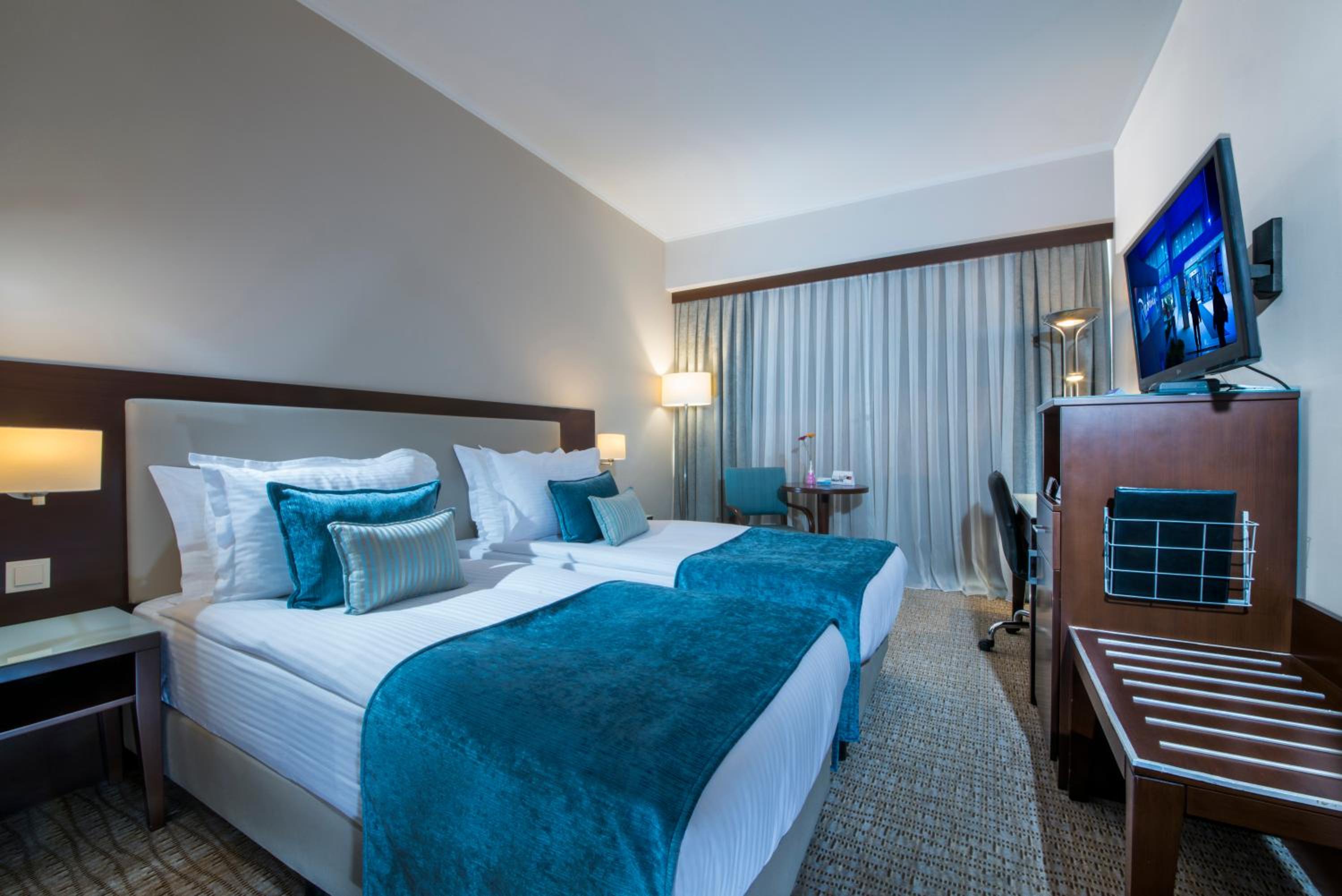Superior Room with Balcony and City View - Photo 7