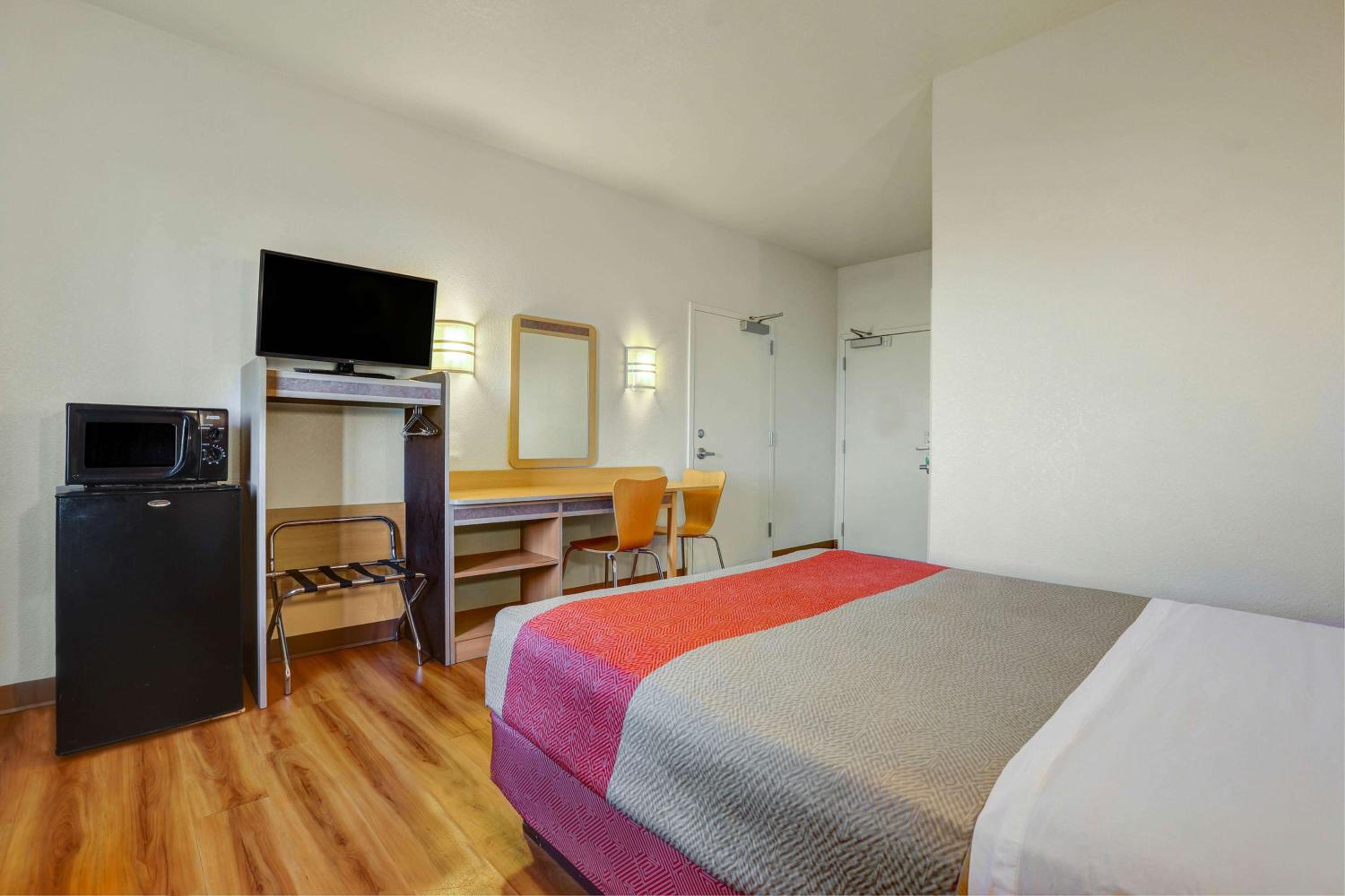 Howard Johnson by Wyndham Lemoore Near Naval Air Station