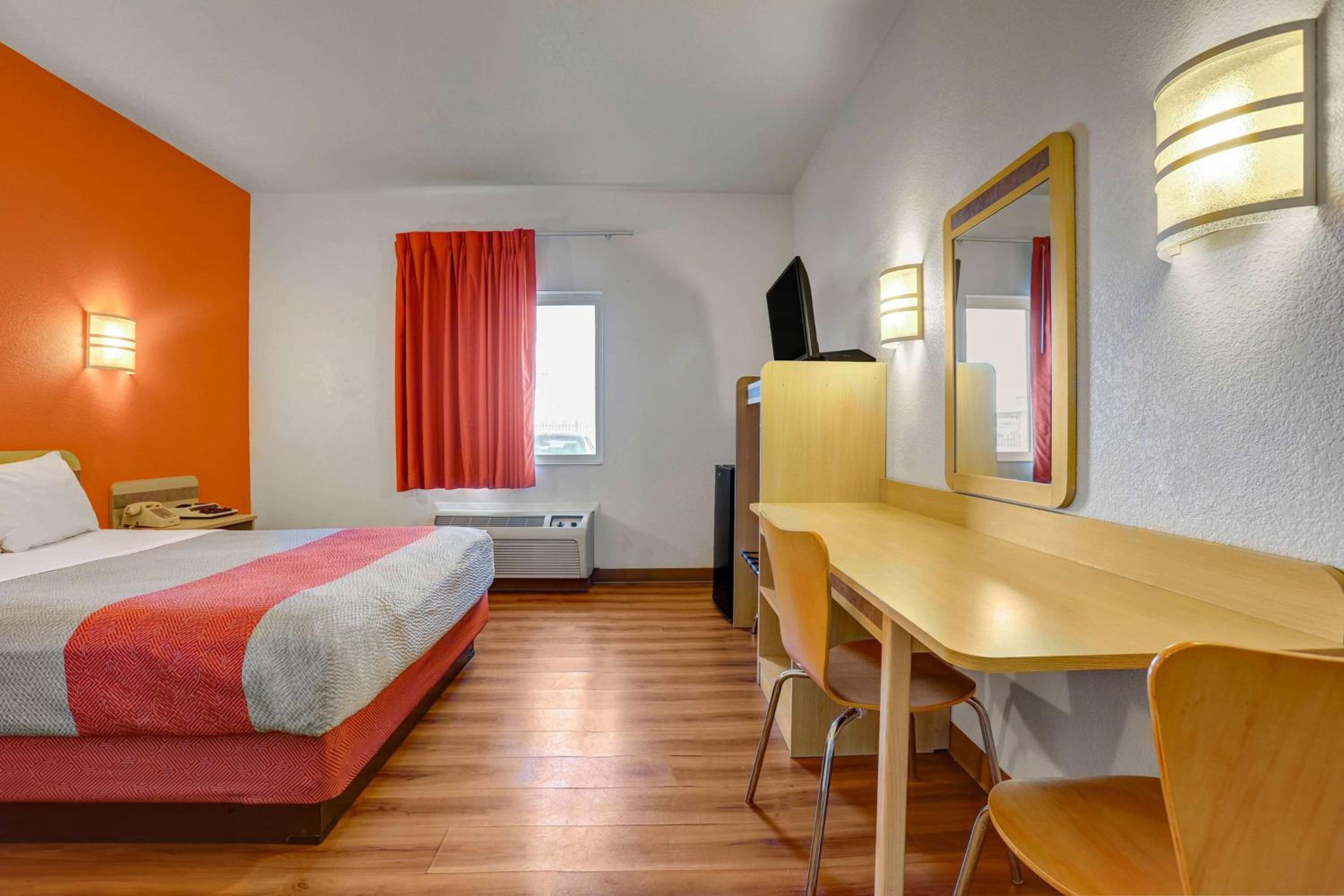 Queen Room - Disability Access - Non-Smoking