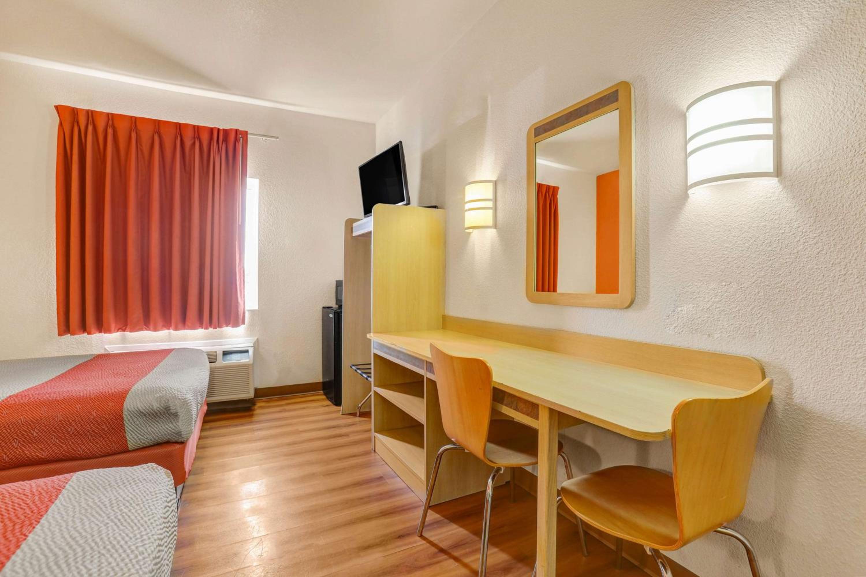 Quadruple Room - Non-Smoking photo 2