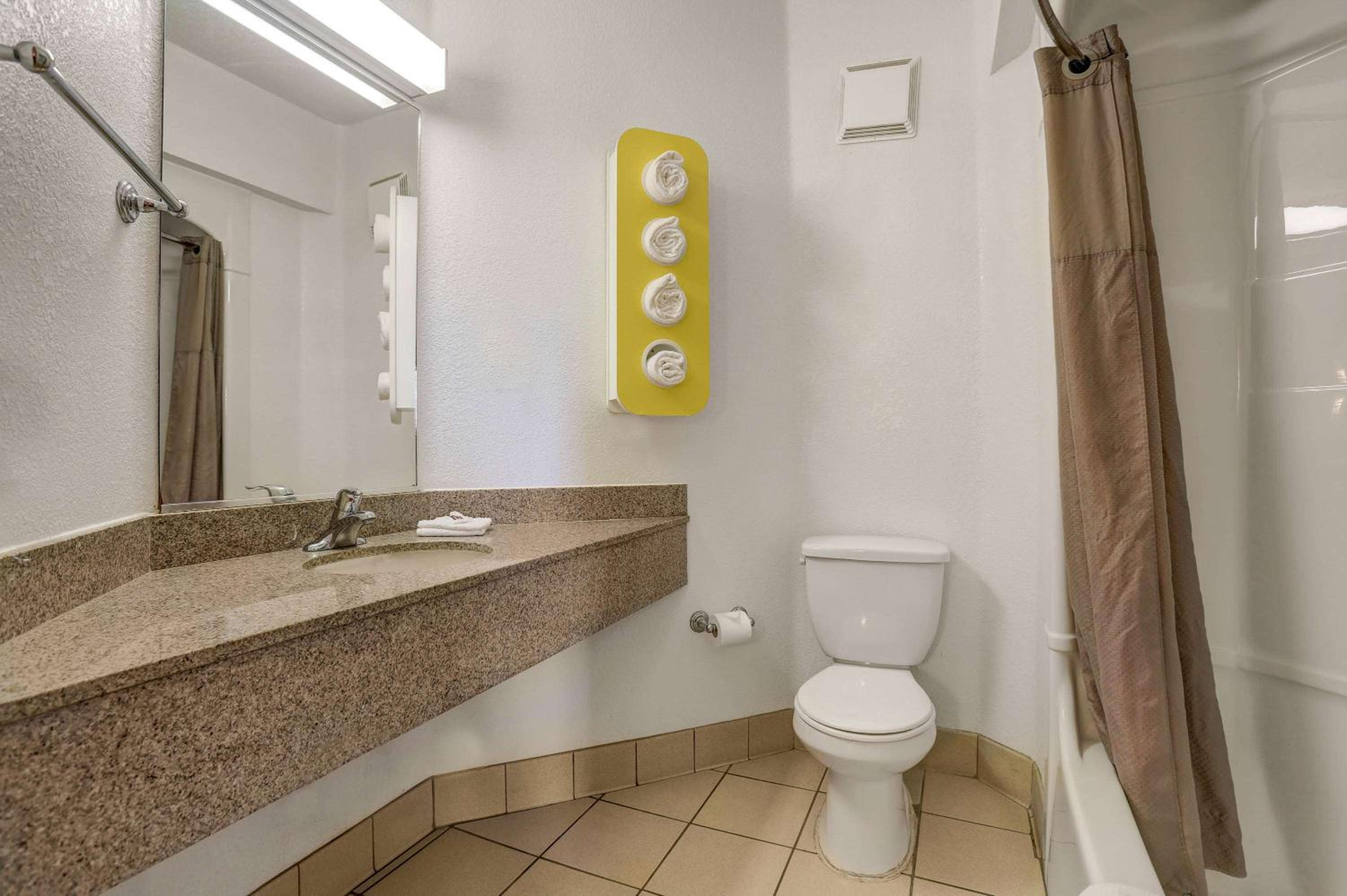 Quadruple Room - Non-Smoking photo 3