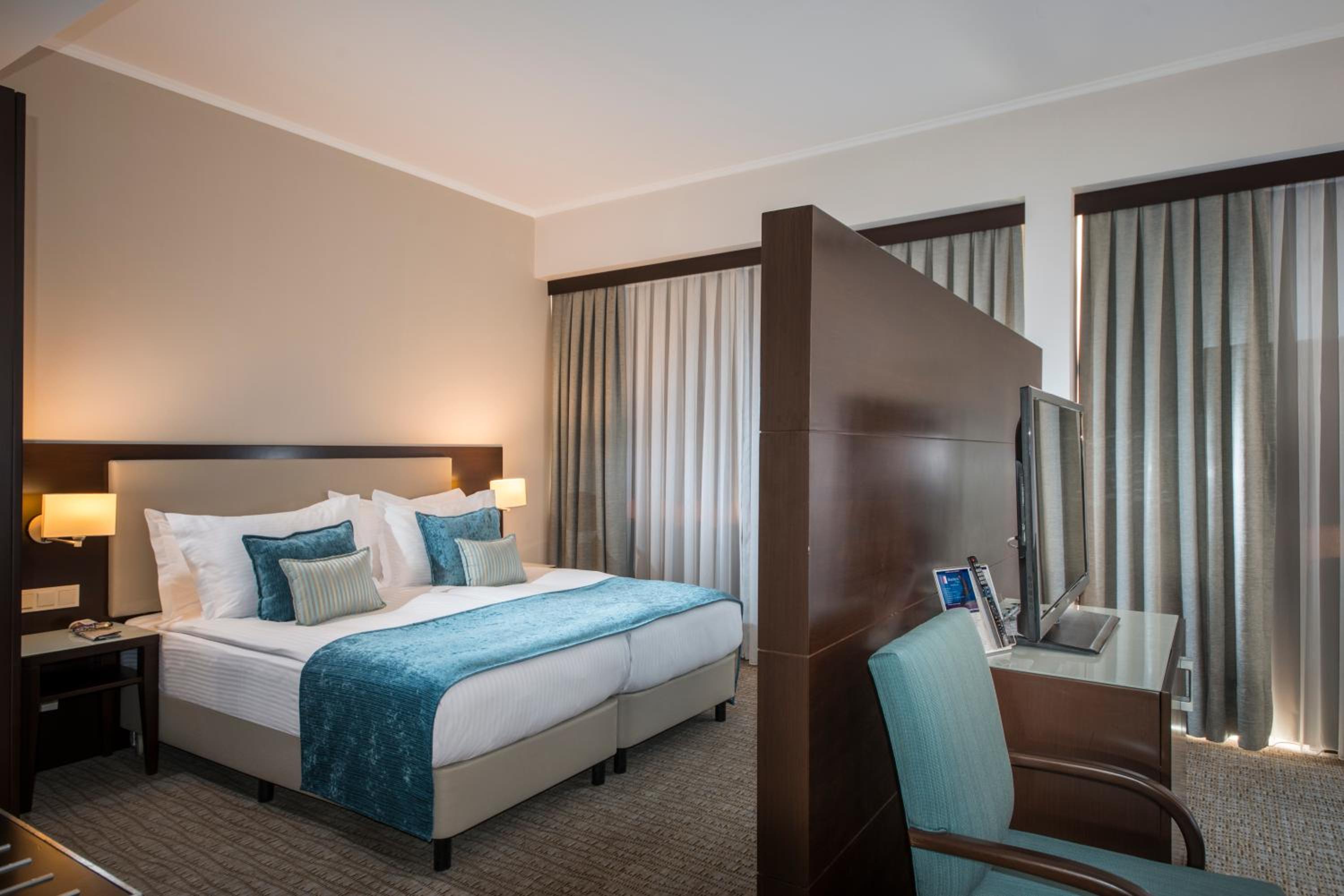 Junior Suite with Balcony and City View - Photo 15