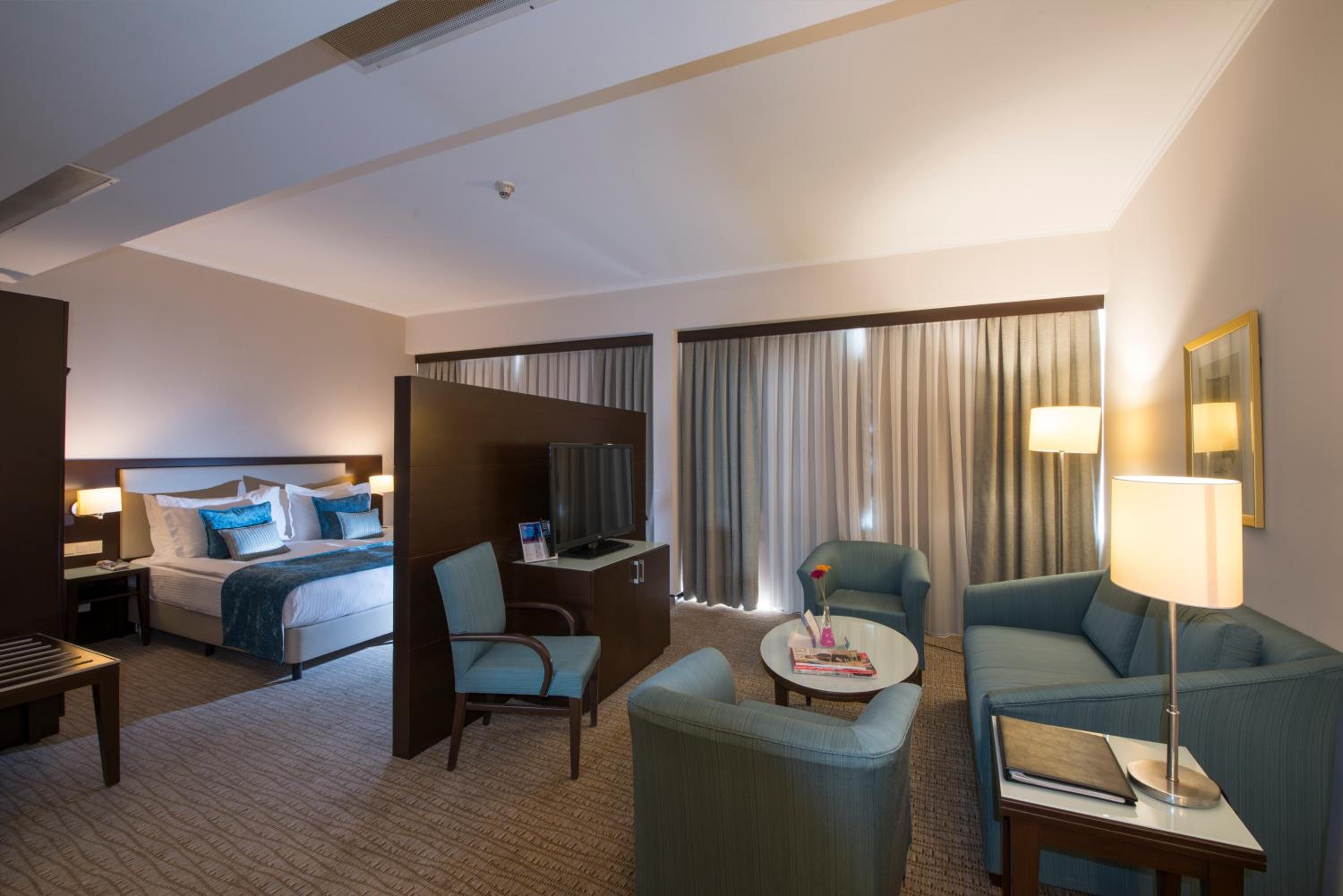 Junior Suite with Balcony and City View - Photo 13