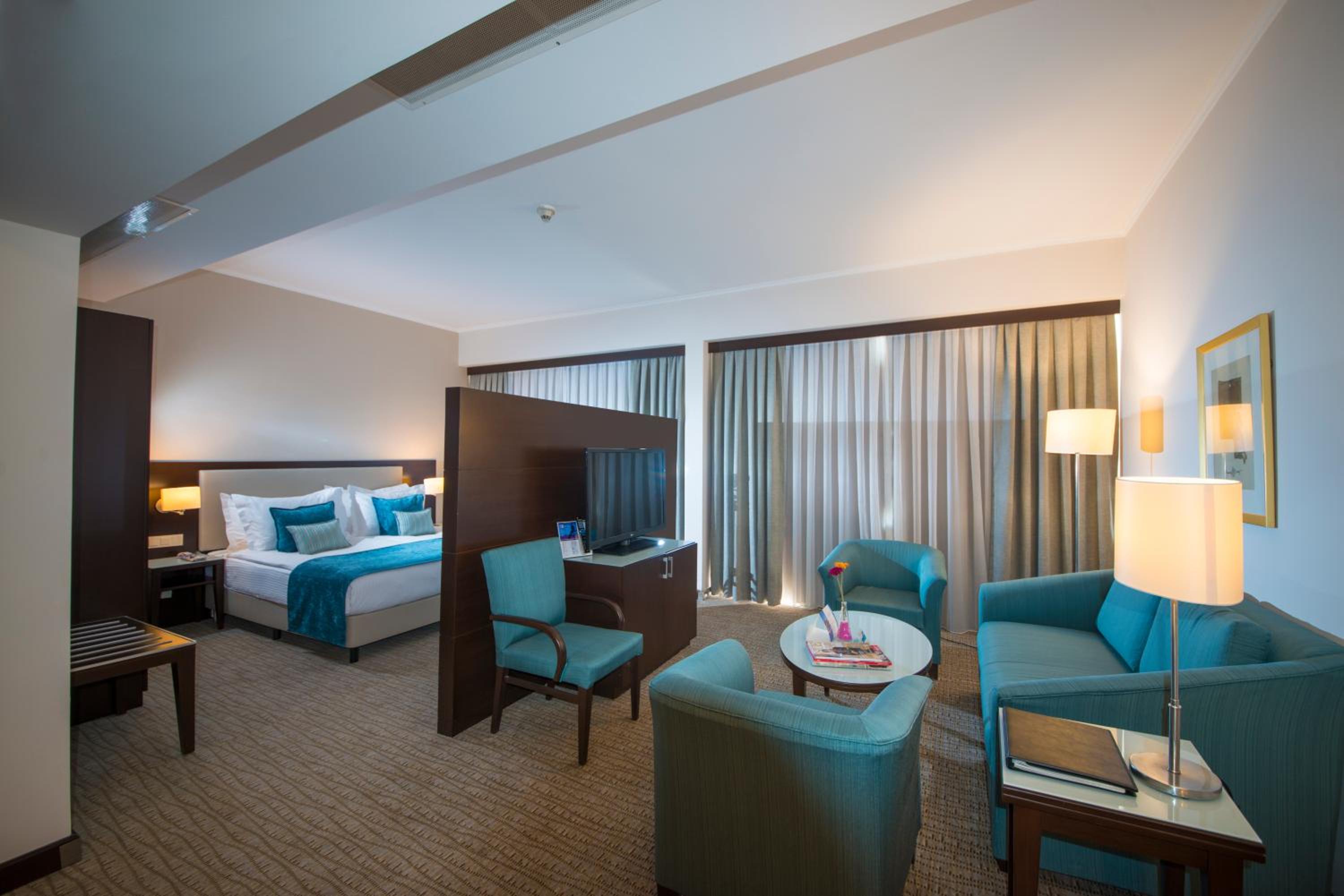 Junior Suite with Balcony and City View - Photo 12