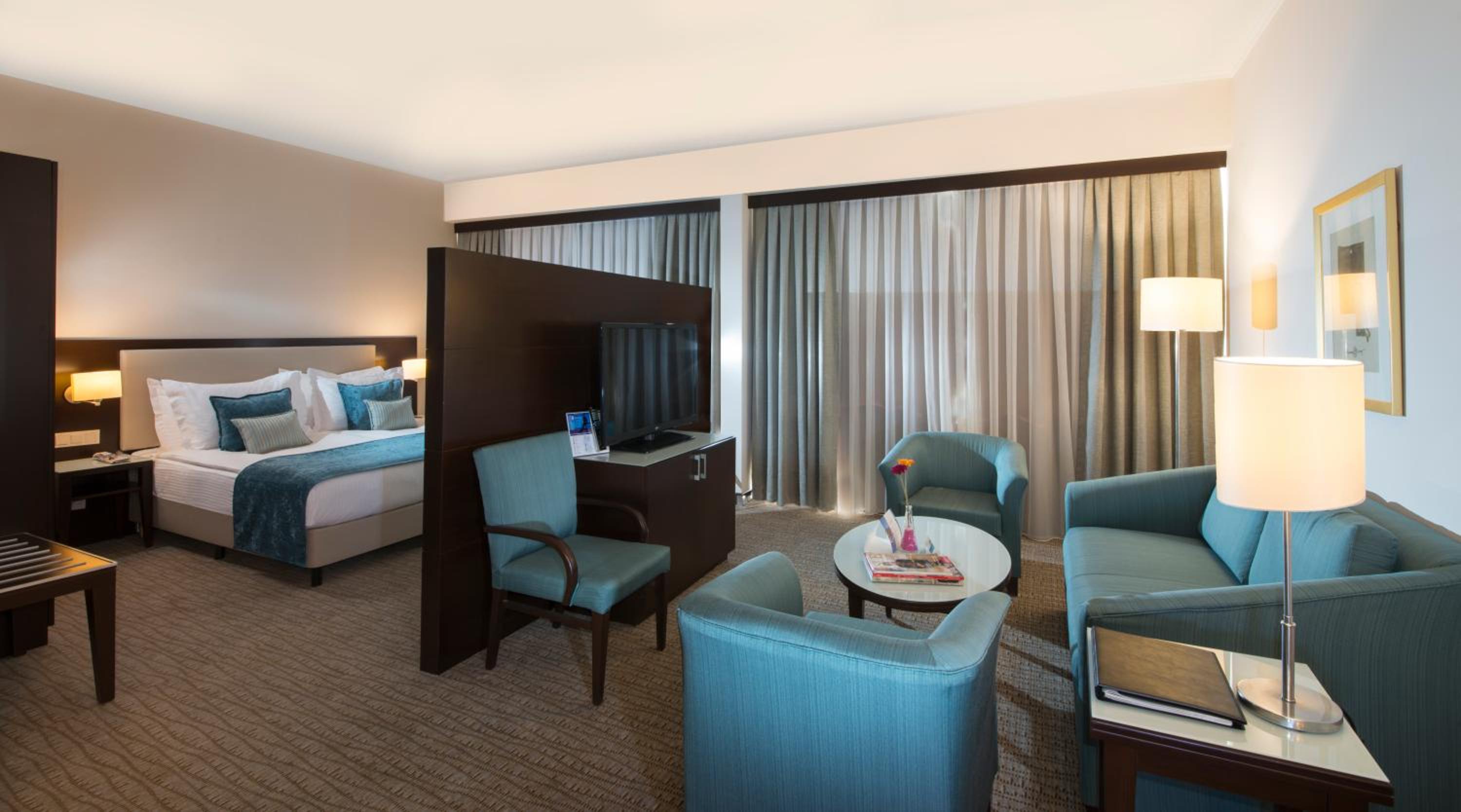 Junior Suite with Balcony and City View - Photo 11