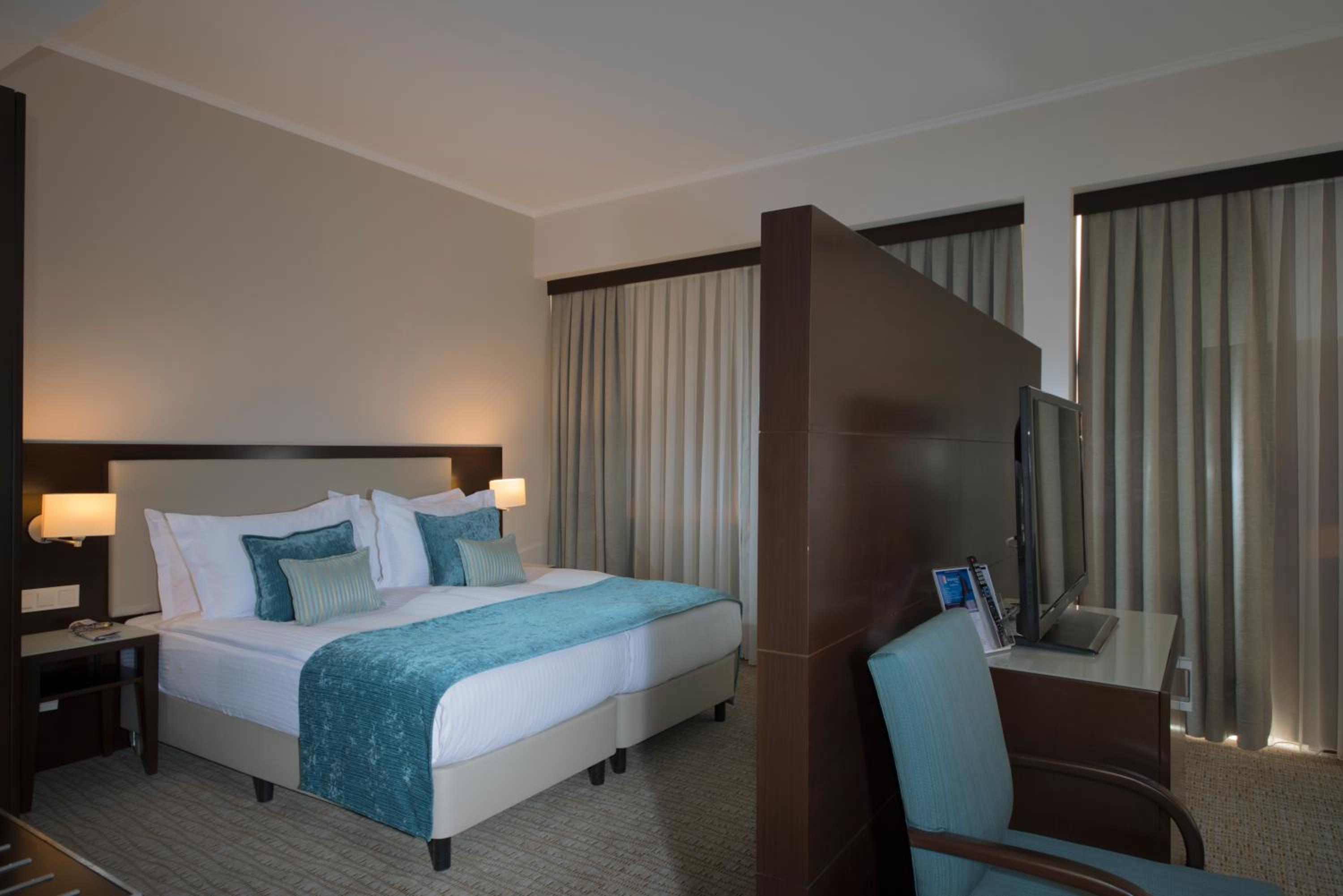 Junior Suite with Balcony and City View - Photo 10