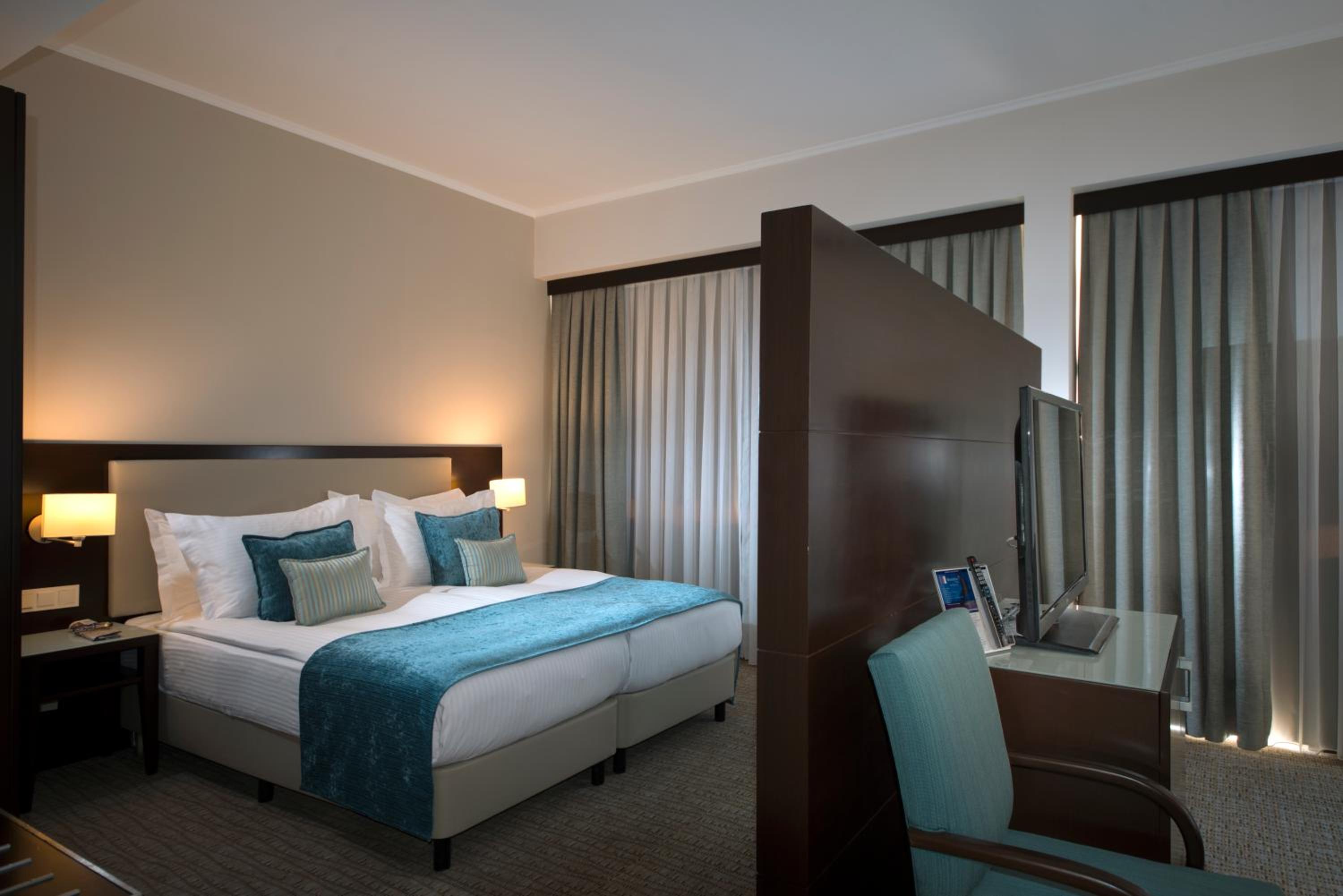 Junior Suite with Balcony and City View - Photo 14