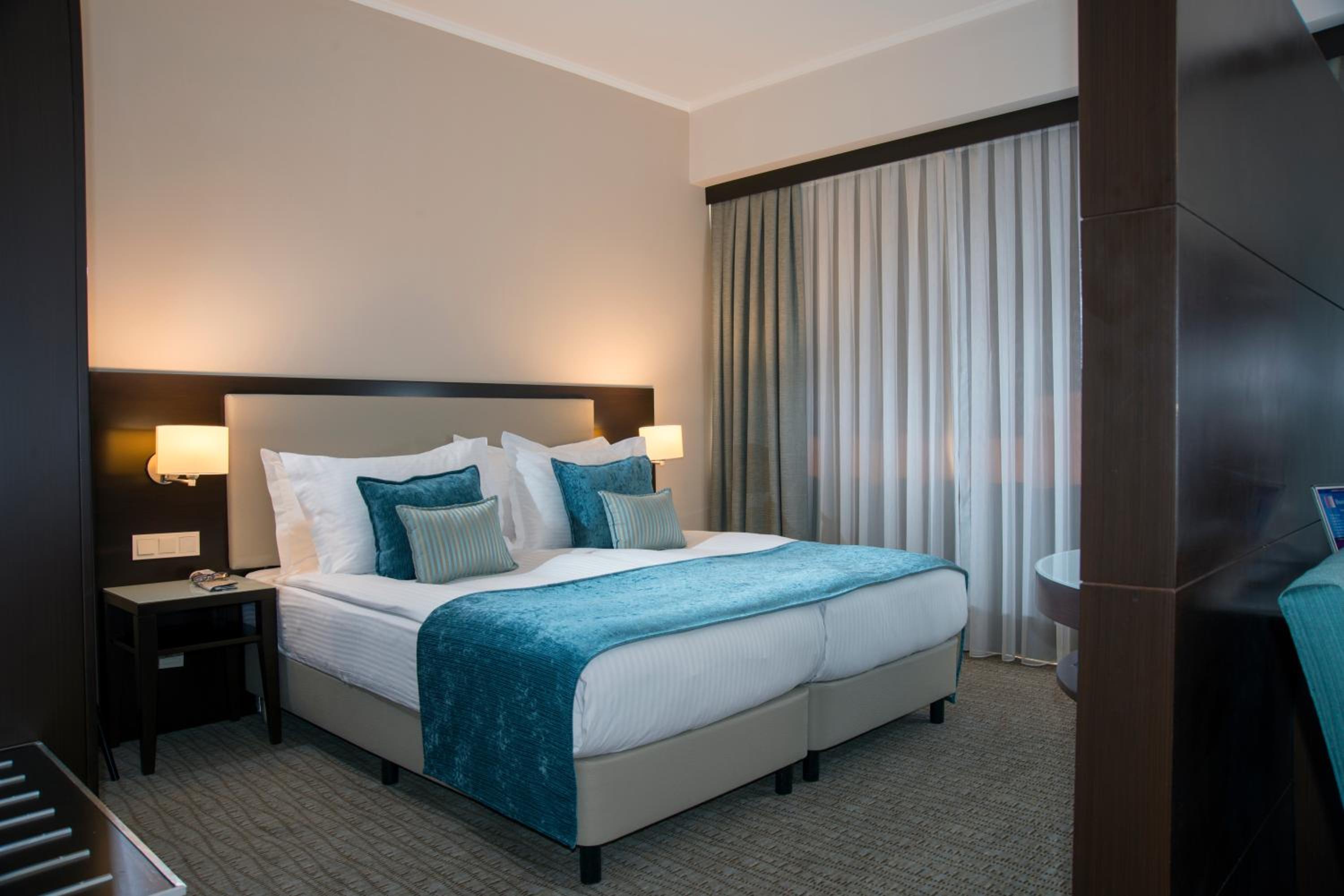Junior Suite with Balcony and City View - Photo 9