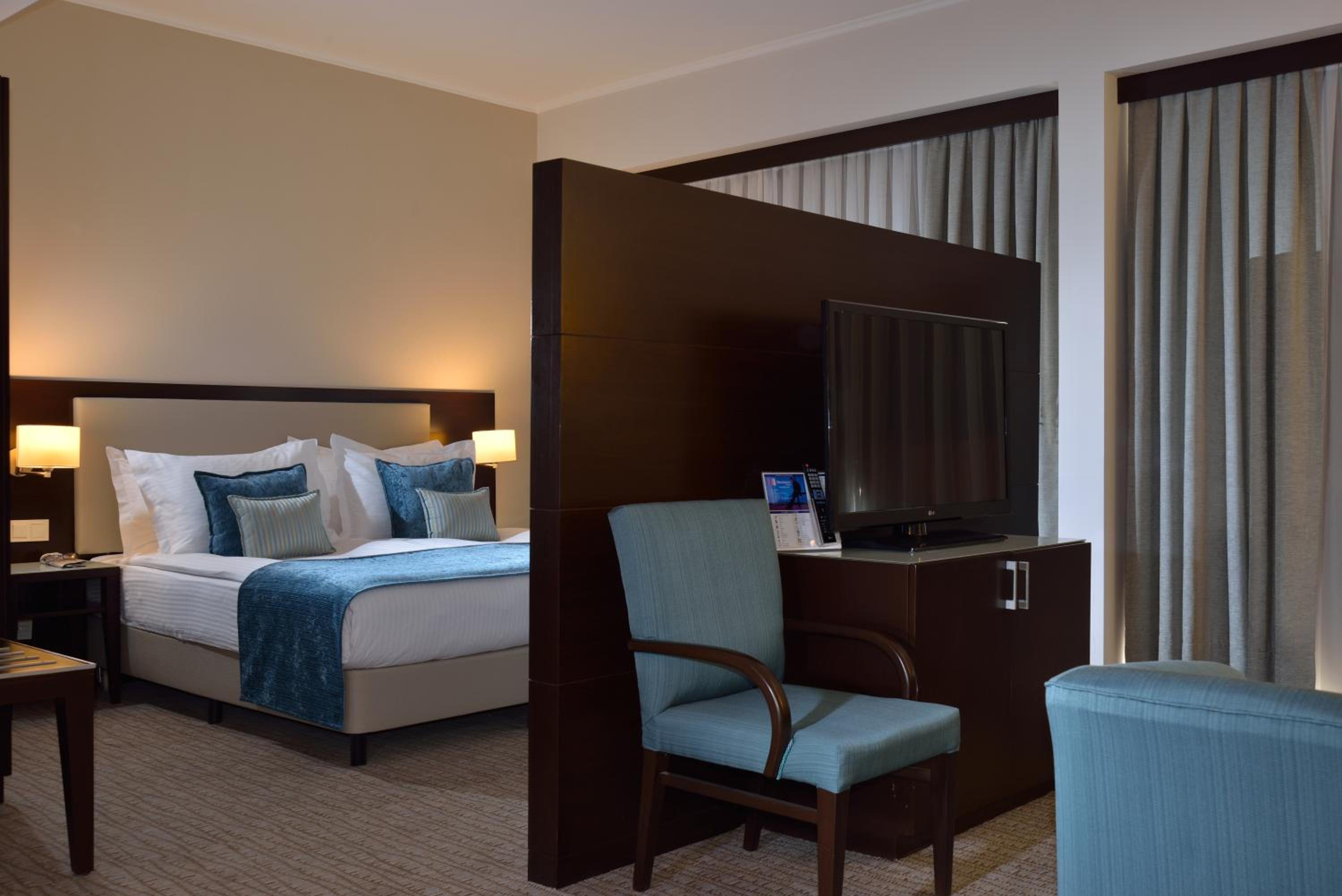 Junior Suite with Balcony and City View - Photo 8