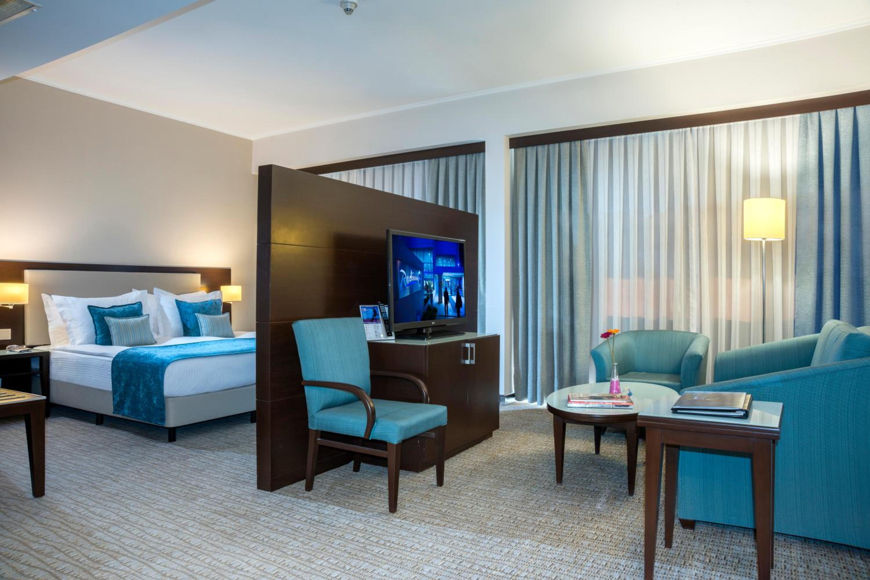 Junior Suite with Balcony and City View - Photo 6