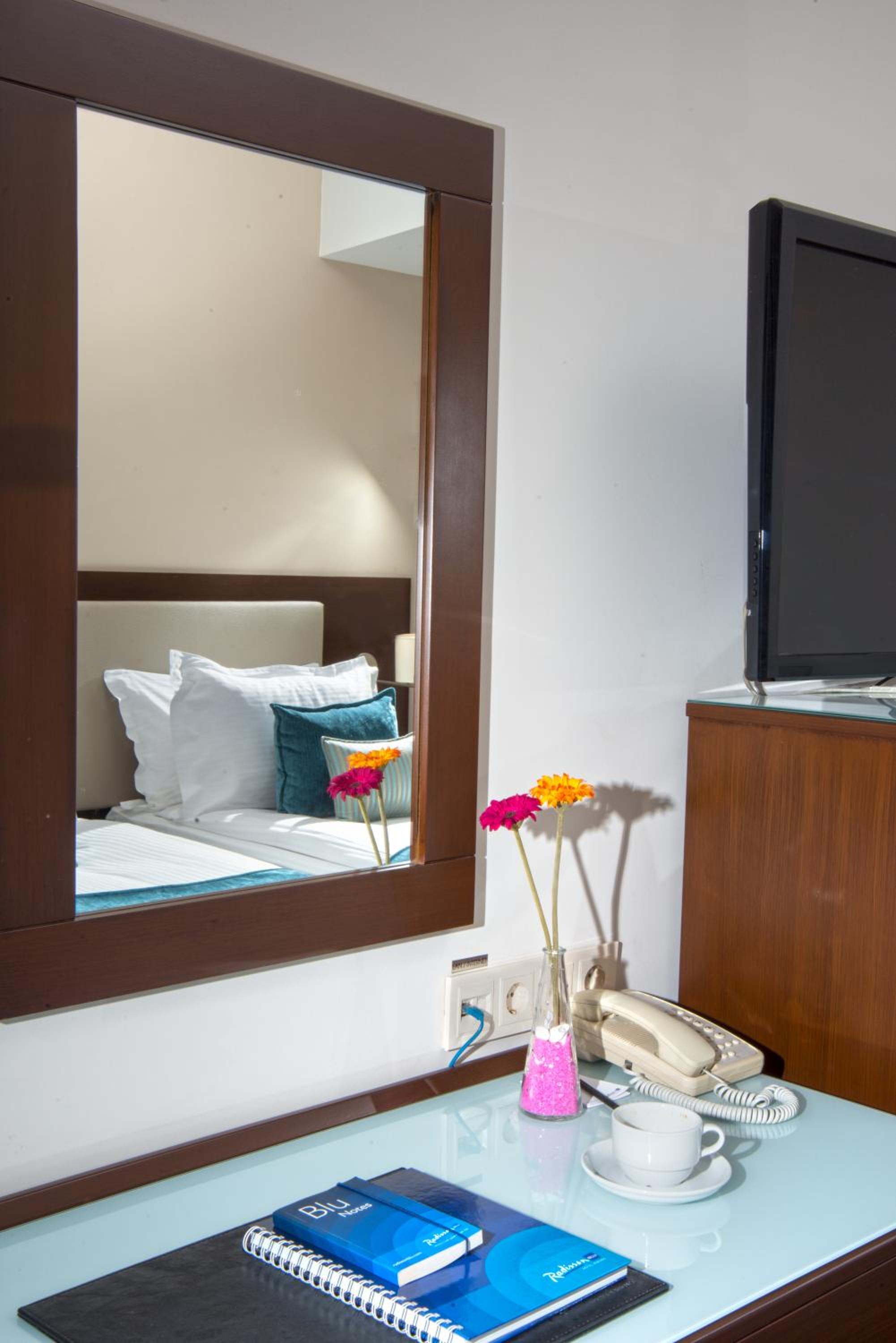 Superior Room with Balcony and City View - Photo 5