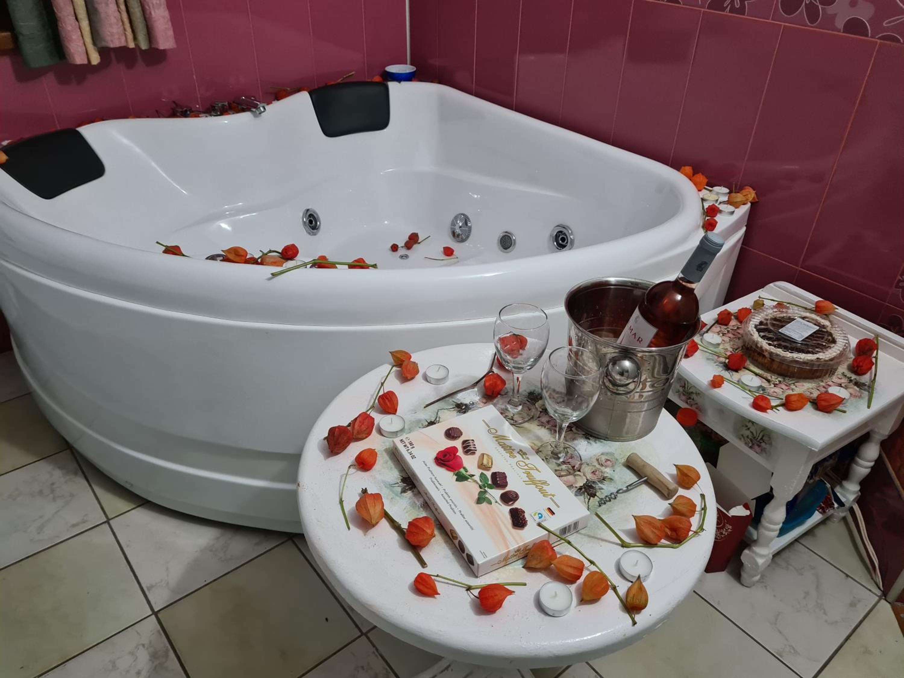 Double Room with Spa Bath - Photo 3