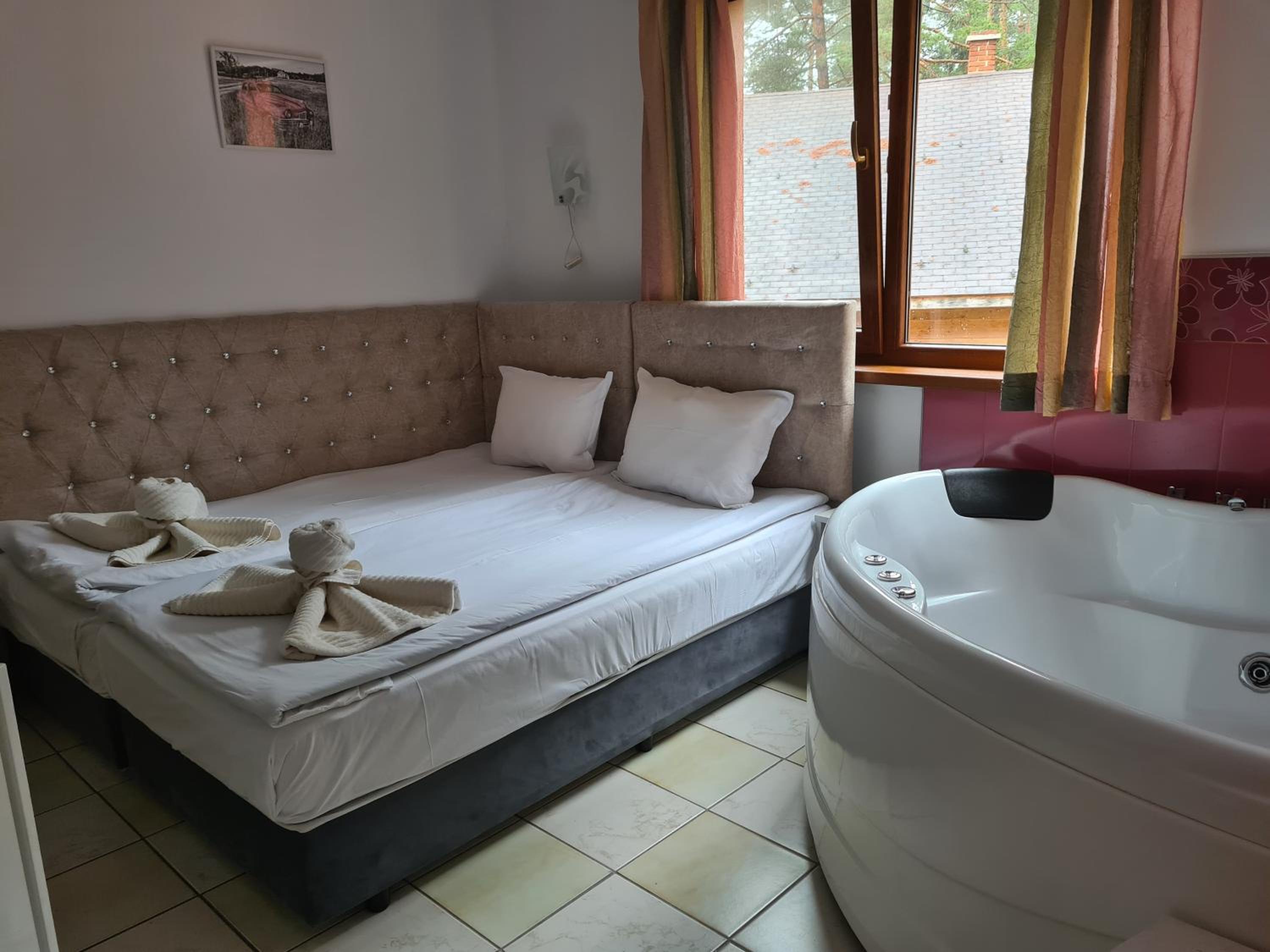 Double Room with Spa Bath - Photo 2