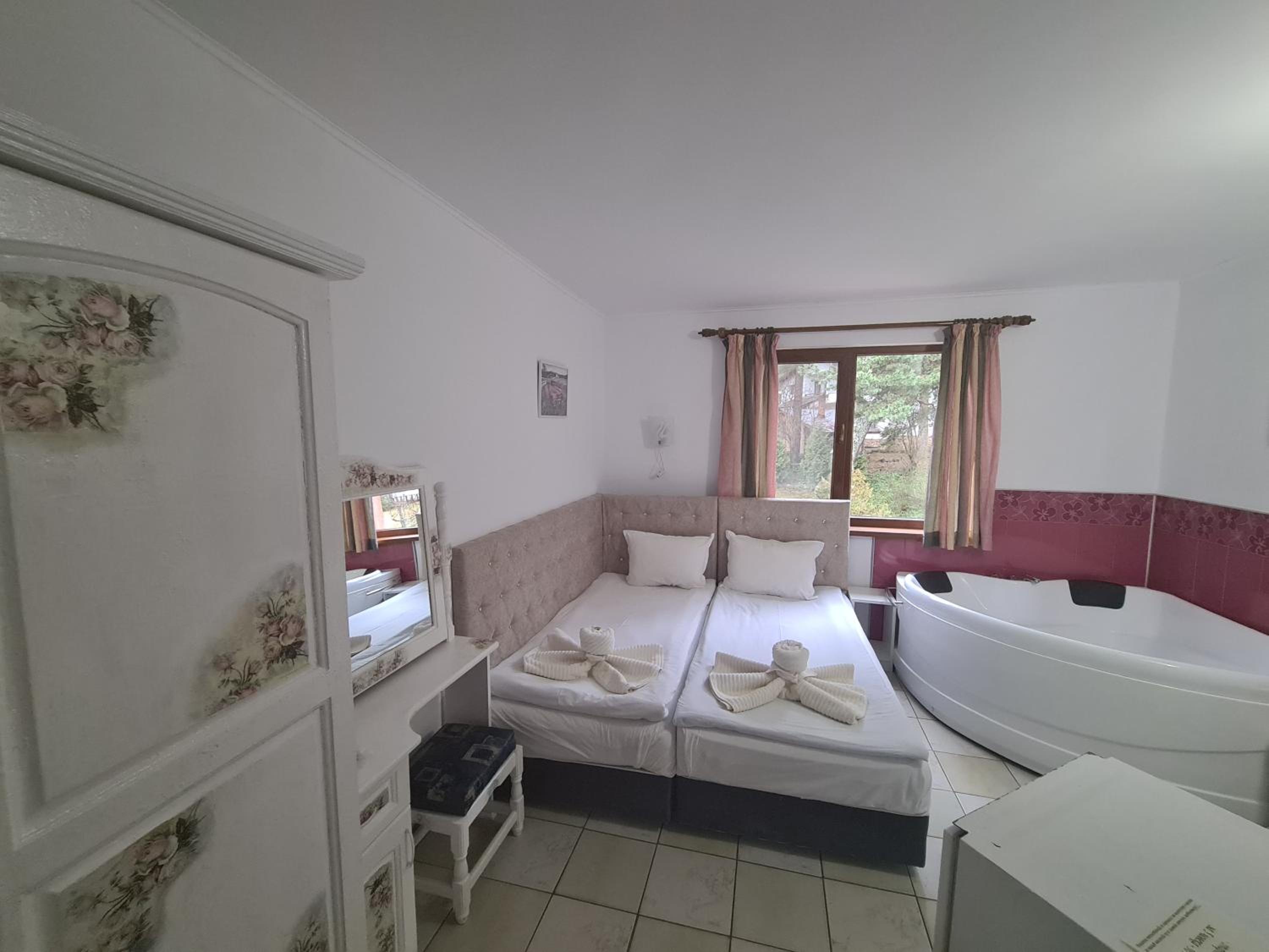 Double Room with Spa Bath - Photo 1