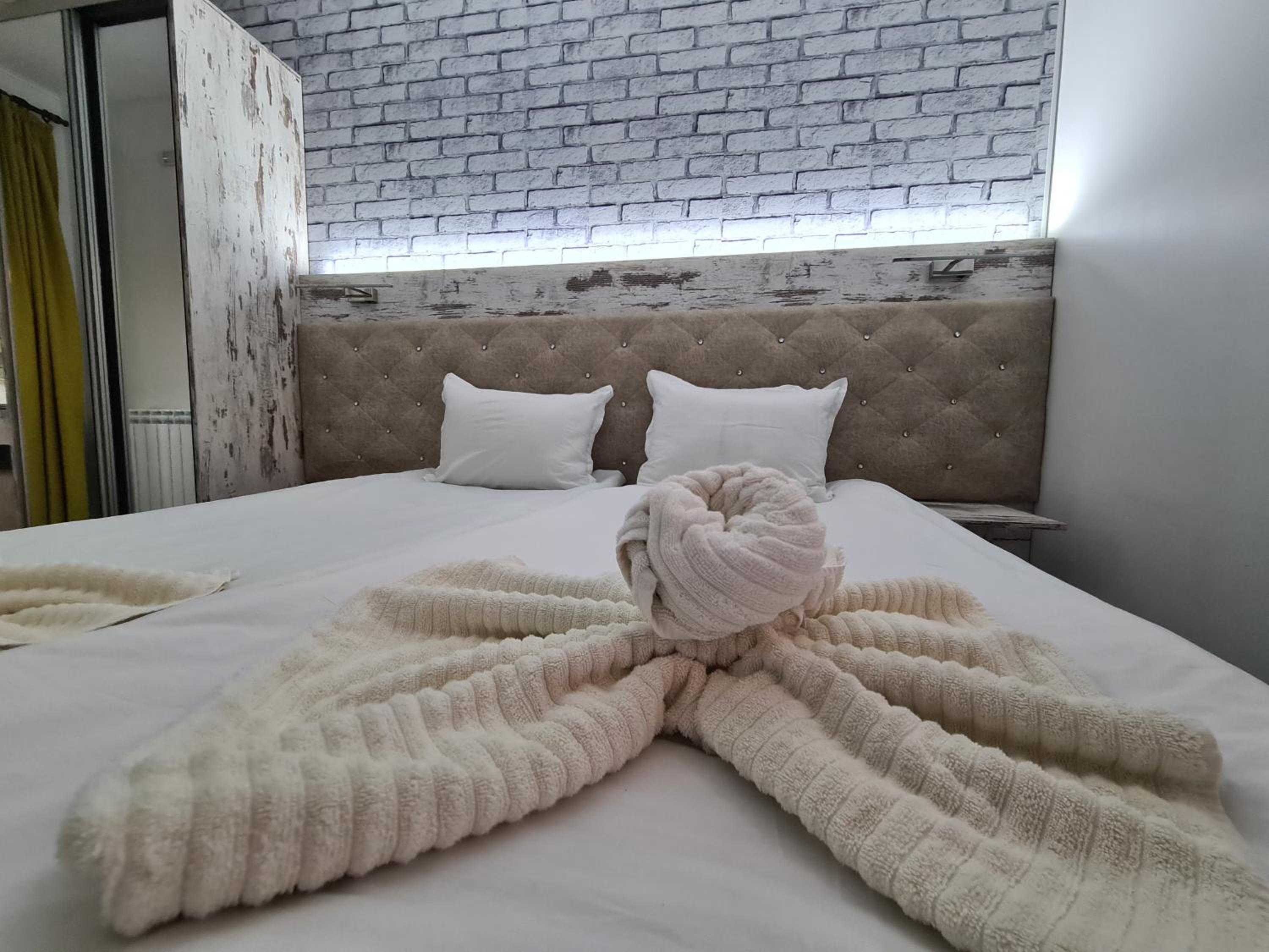 Double Room with Balcony - Photo 2