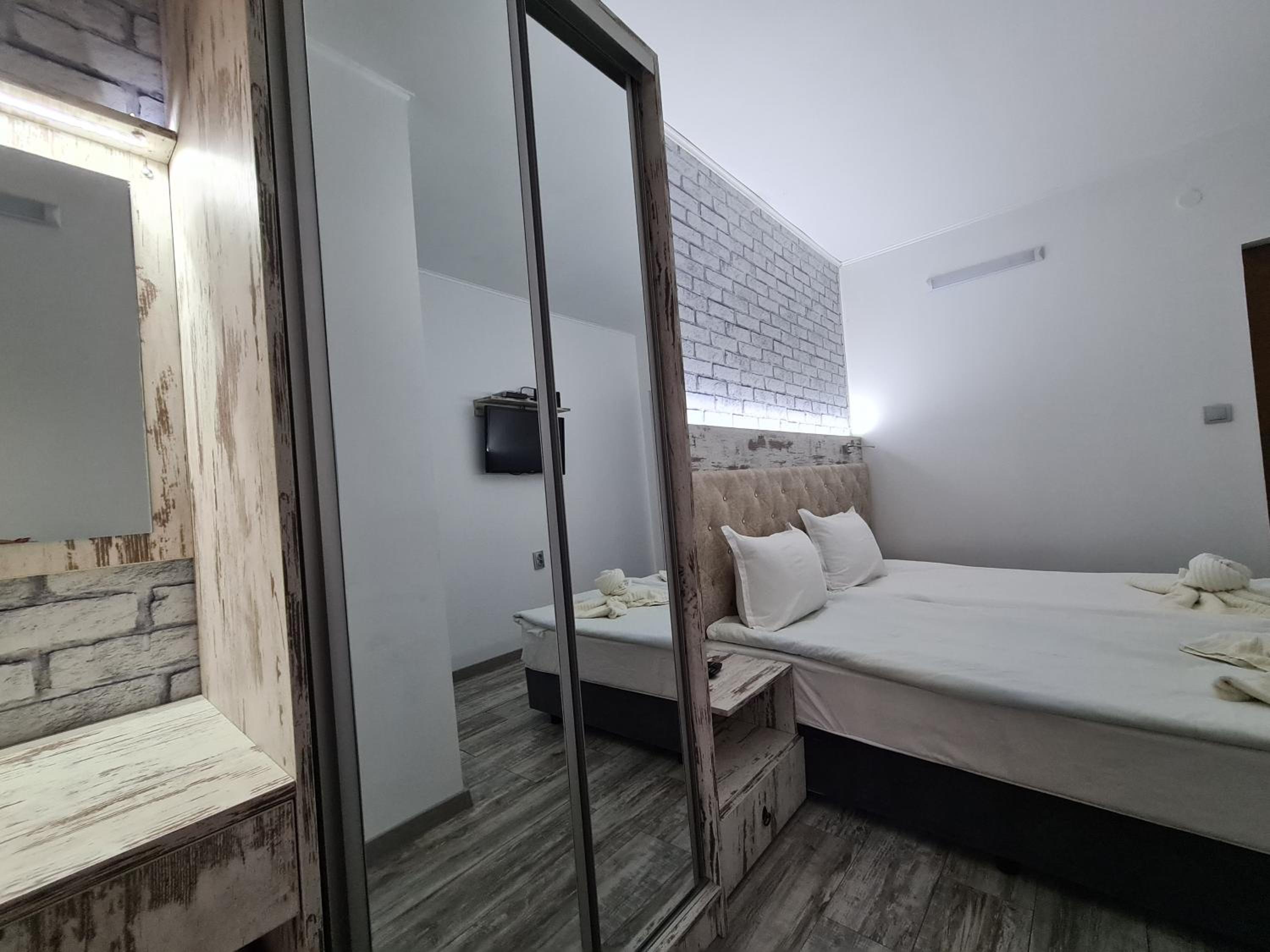 Double Room with Balcony - Photo 3