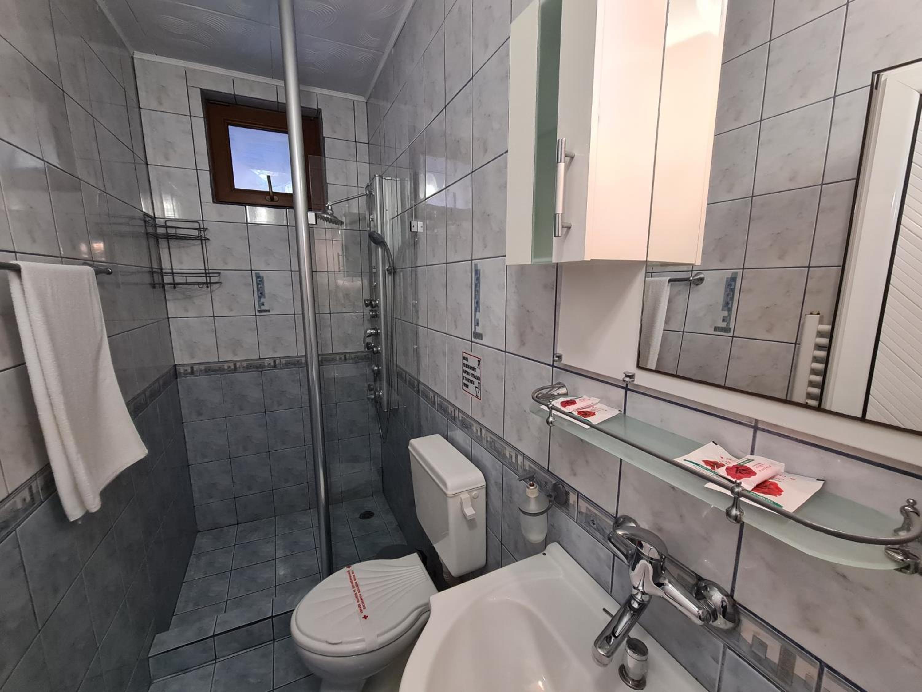 Double Room with Balcony - Photo 6