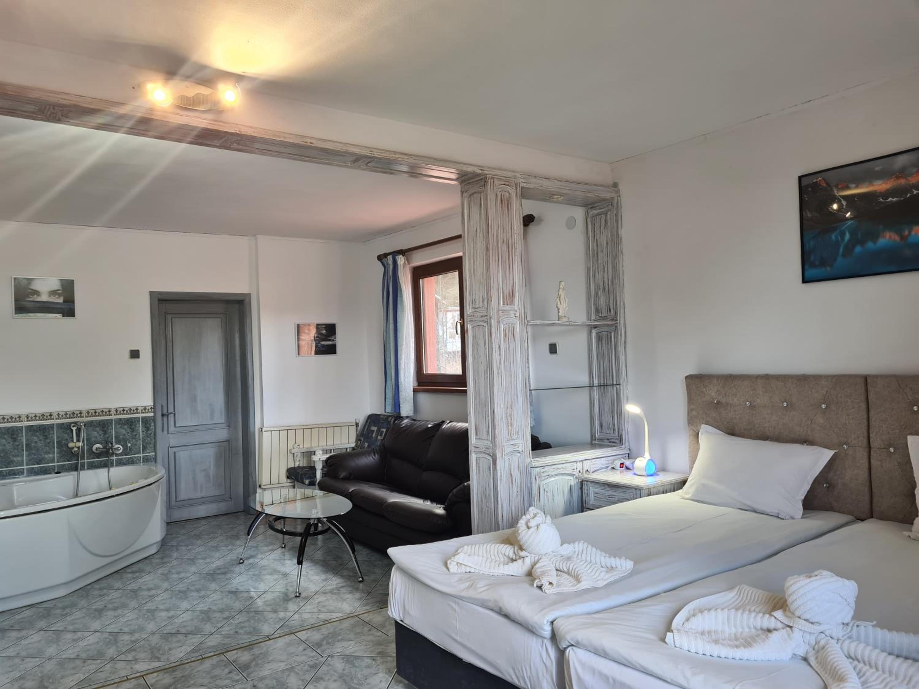 Junior Suite with Balcony - Photo 3