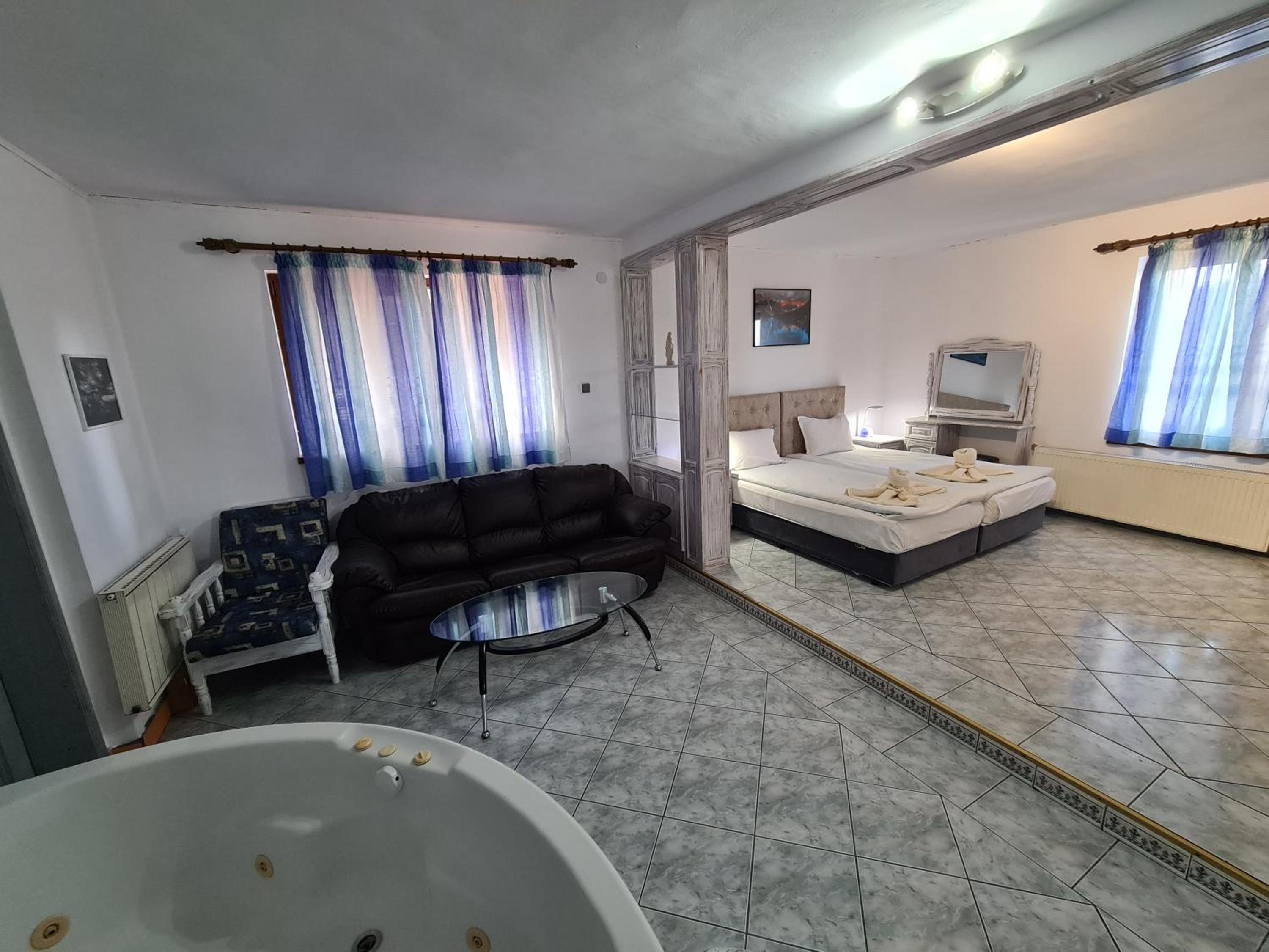 Junior Suite with Balcony - Photo 4