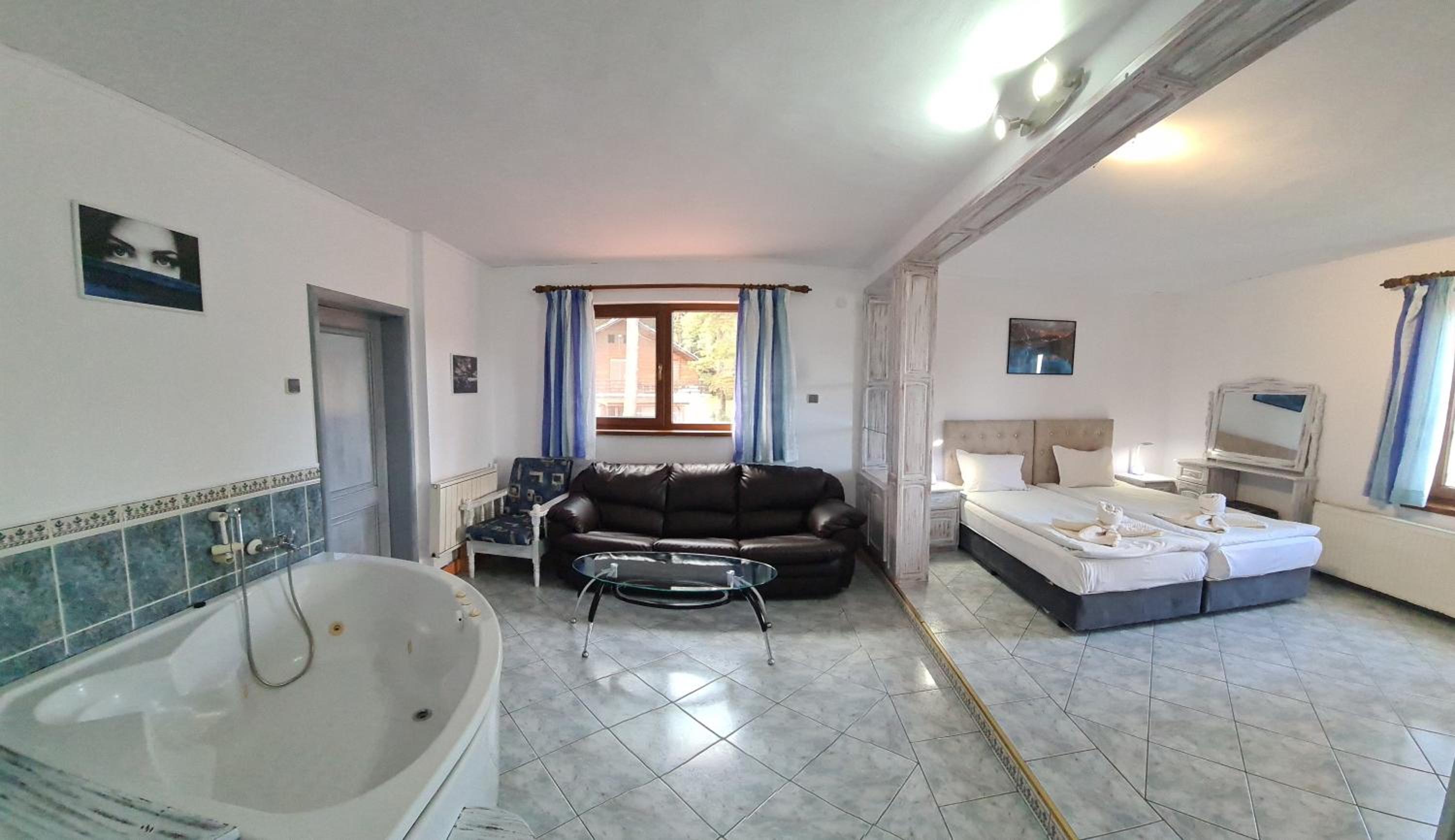 Junior Suite with Balcony - Photo 5