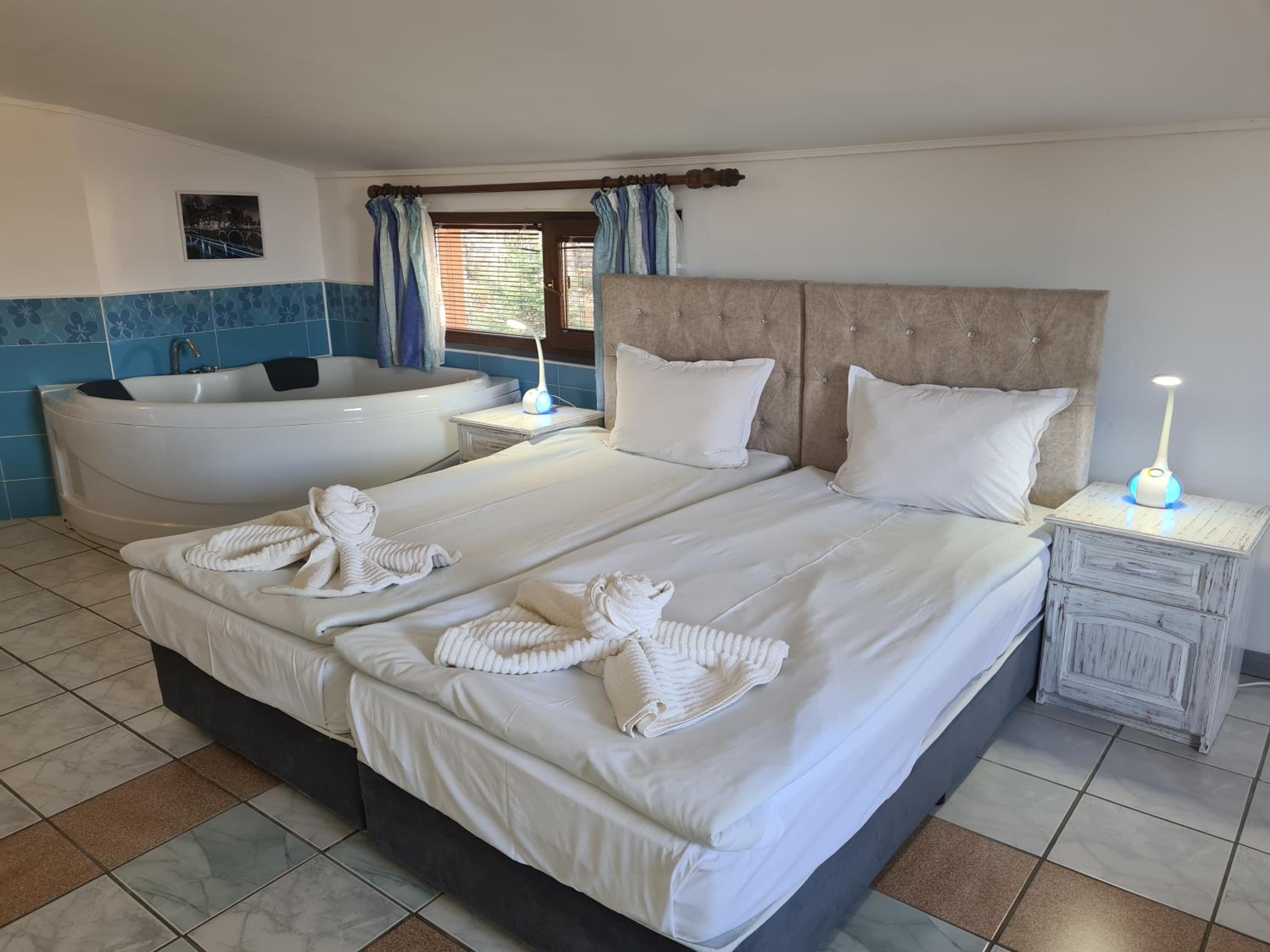 Junior Suite with Balcony - Photo 8