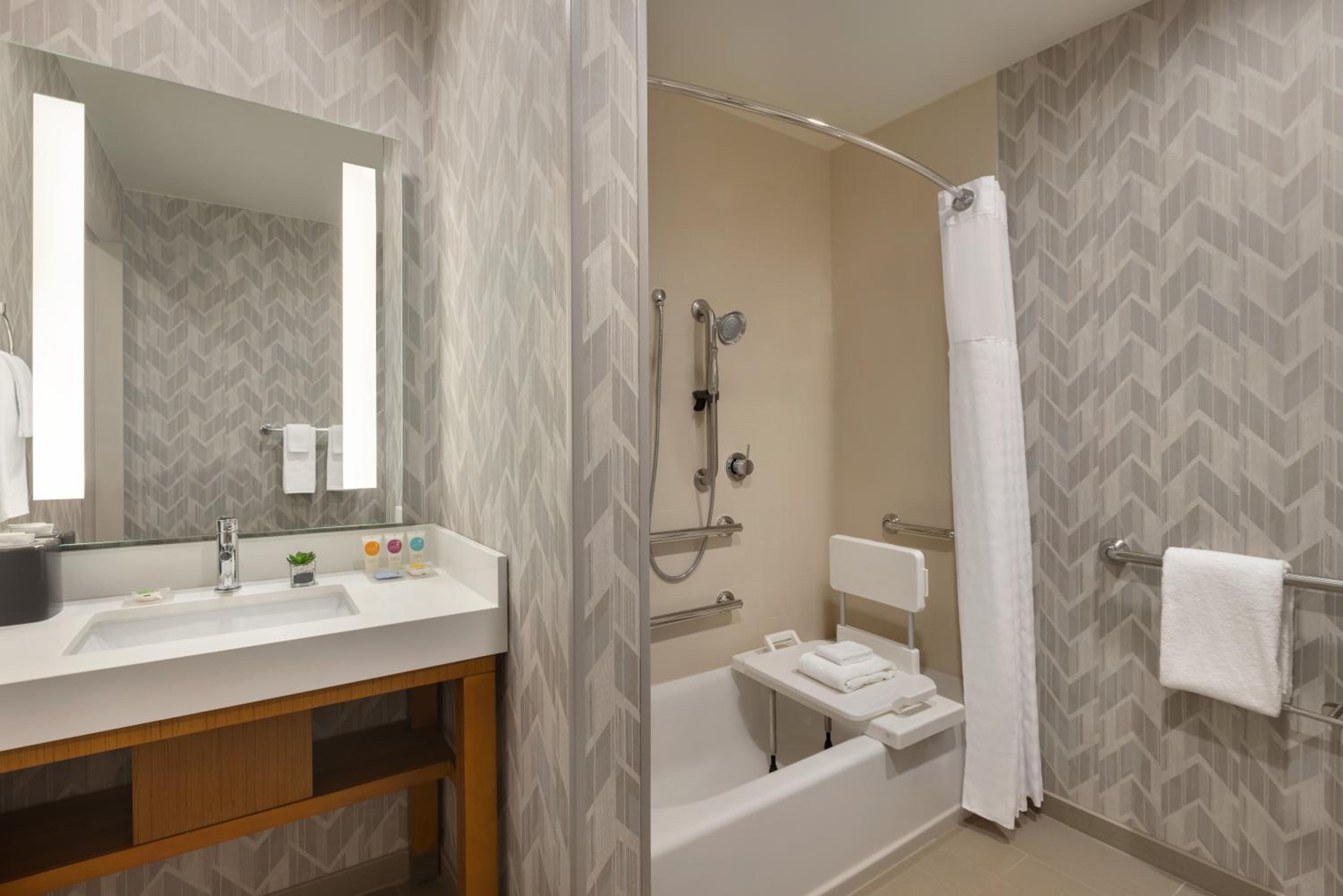 King Room with Sofa Bed and Accessible Tub - Disability Access - Photo 5