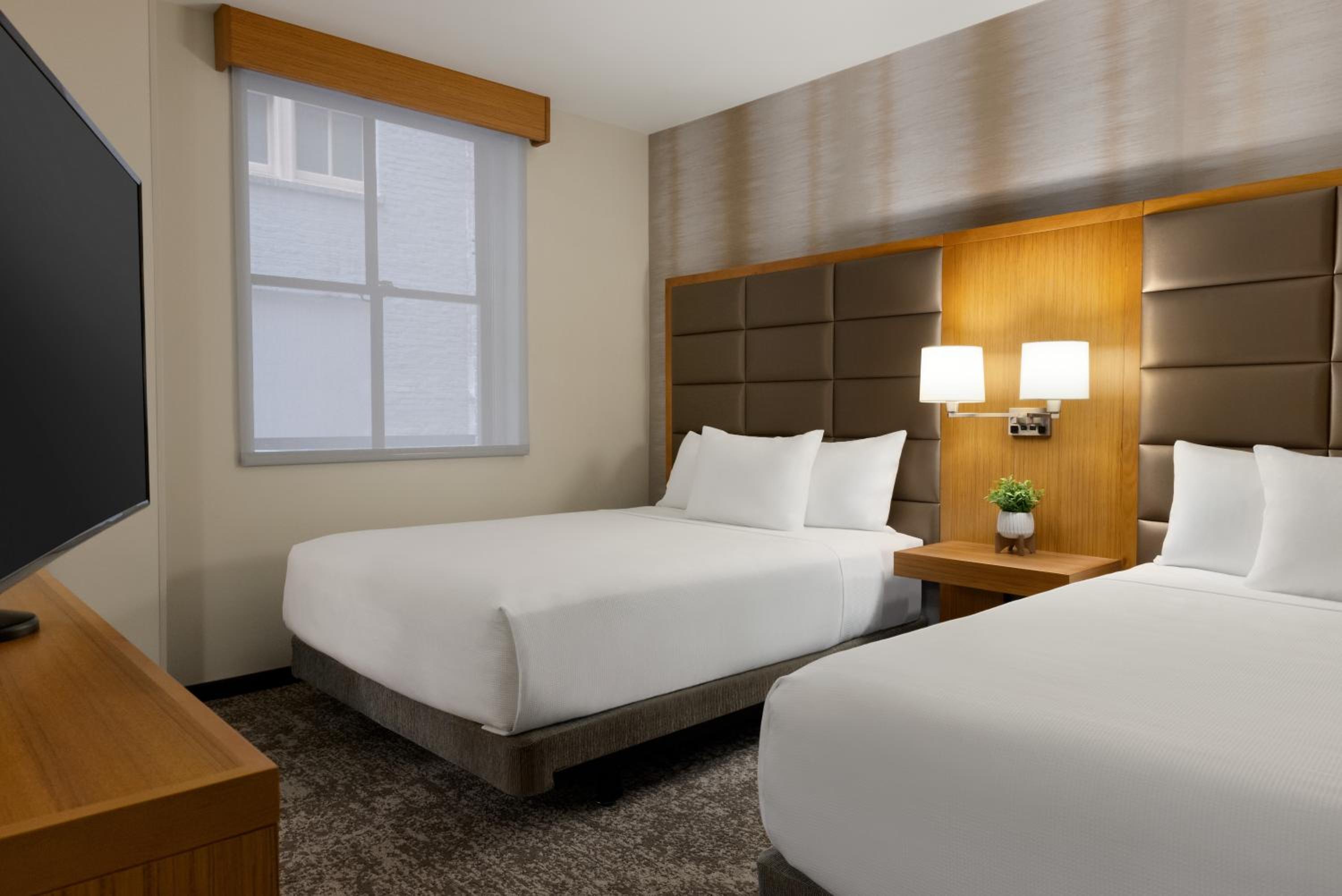 Standard Queen Room with Two Queen Beds and Sofa Bed - Photo 4
