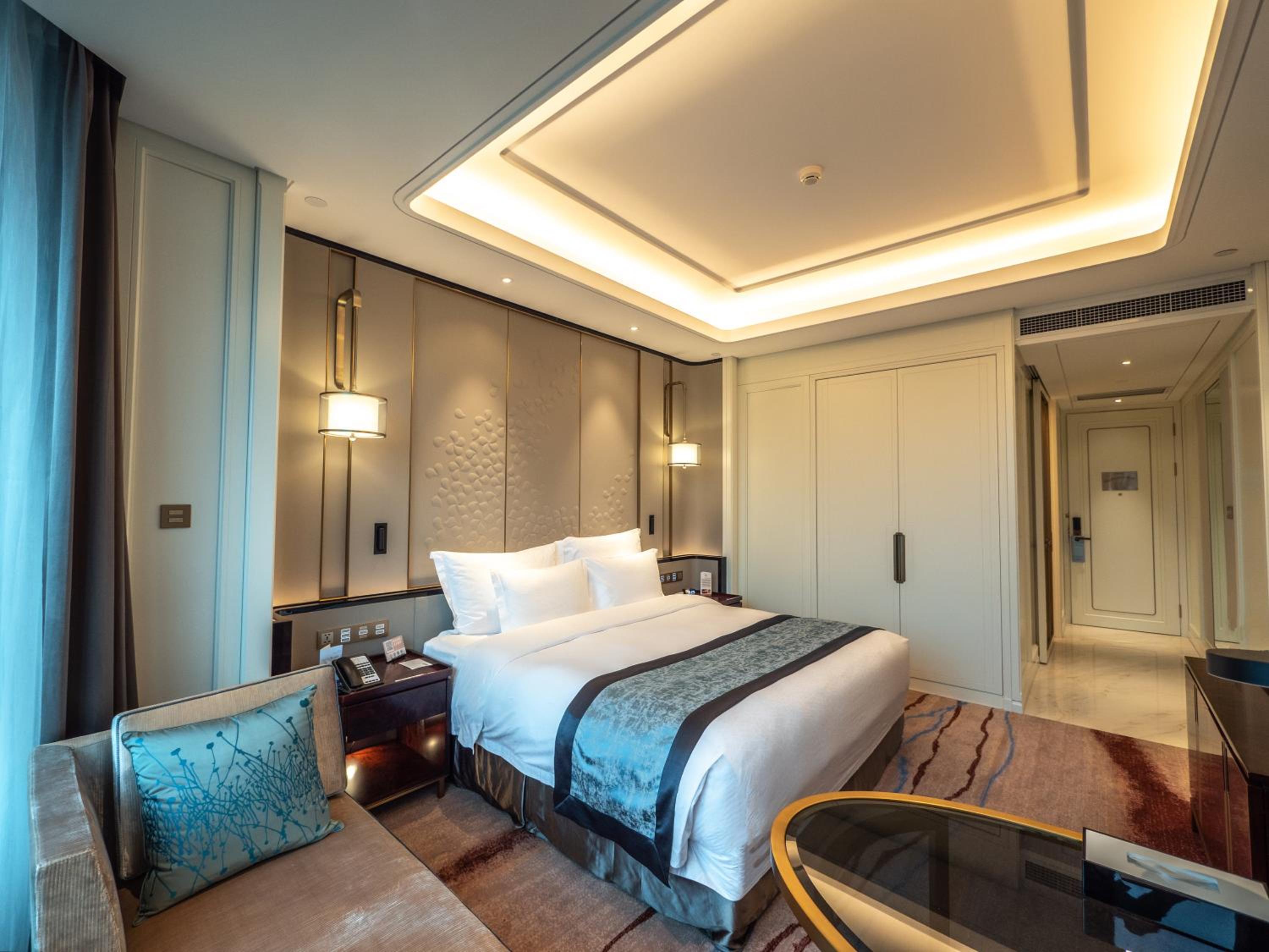 Deluxe City View Room with King Bed (inclusive First Day Mini Bar & Welcome Fruit & Cookies + Daily One Self-Service Laundry Voucher) - Photo 1