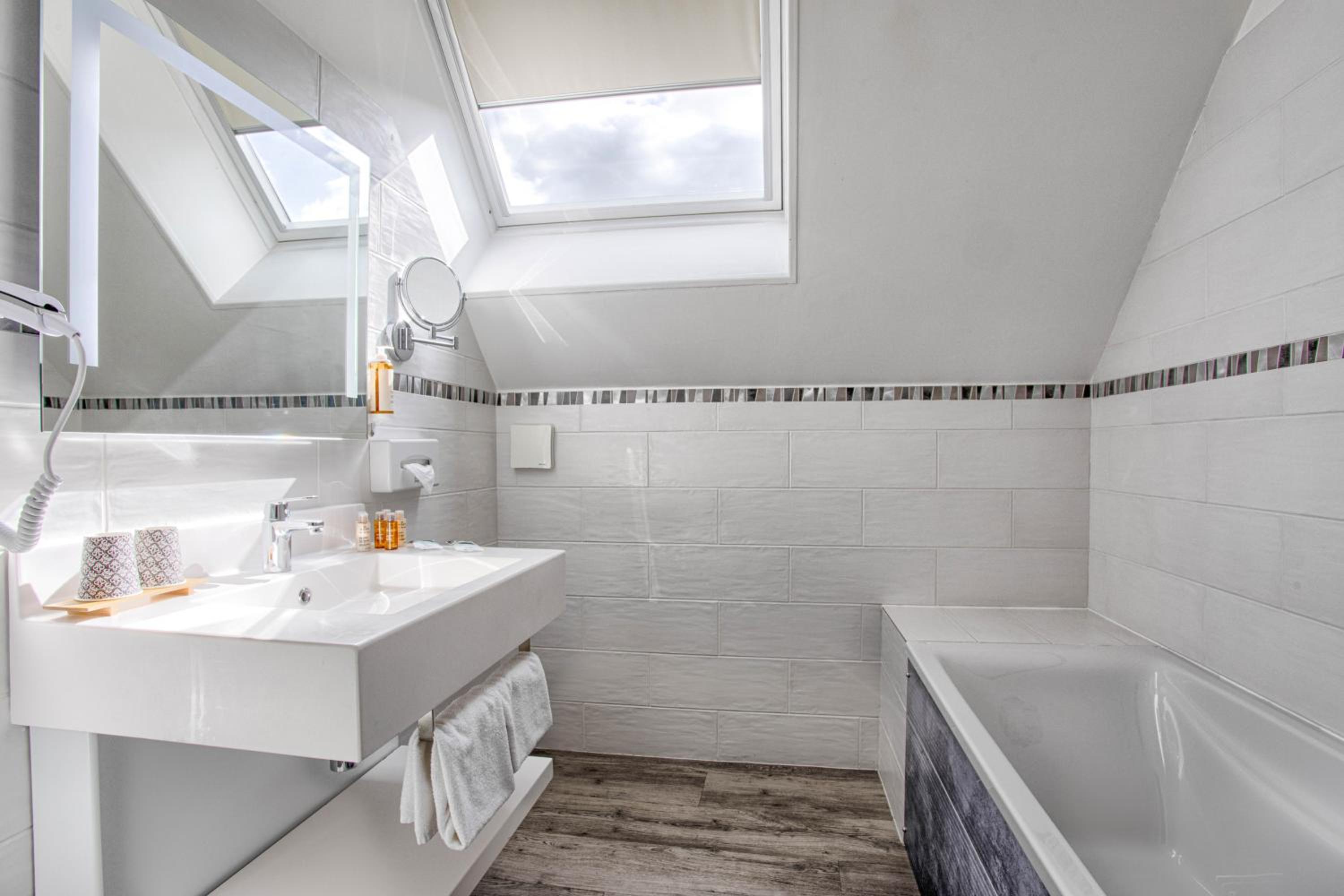 Privilege Suite with One Double Bed and One Sofa Bed - Photo 4