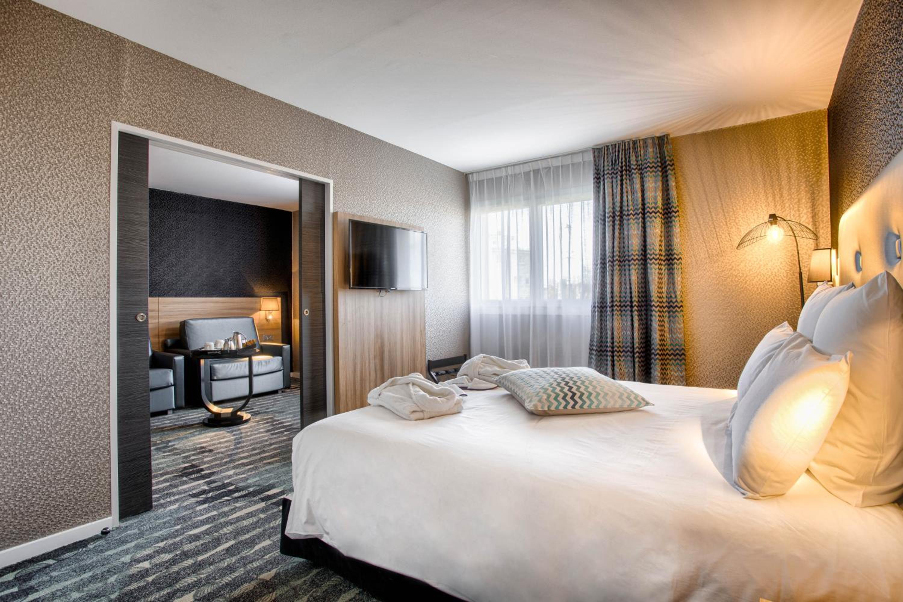 Privilege Suite with One Double Bed and One Sofa Bed - Photo 9