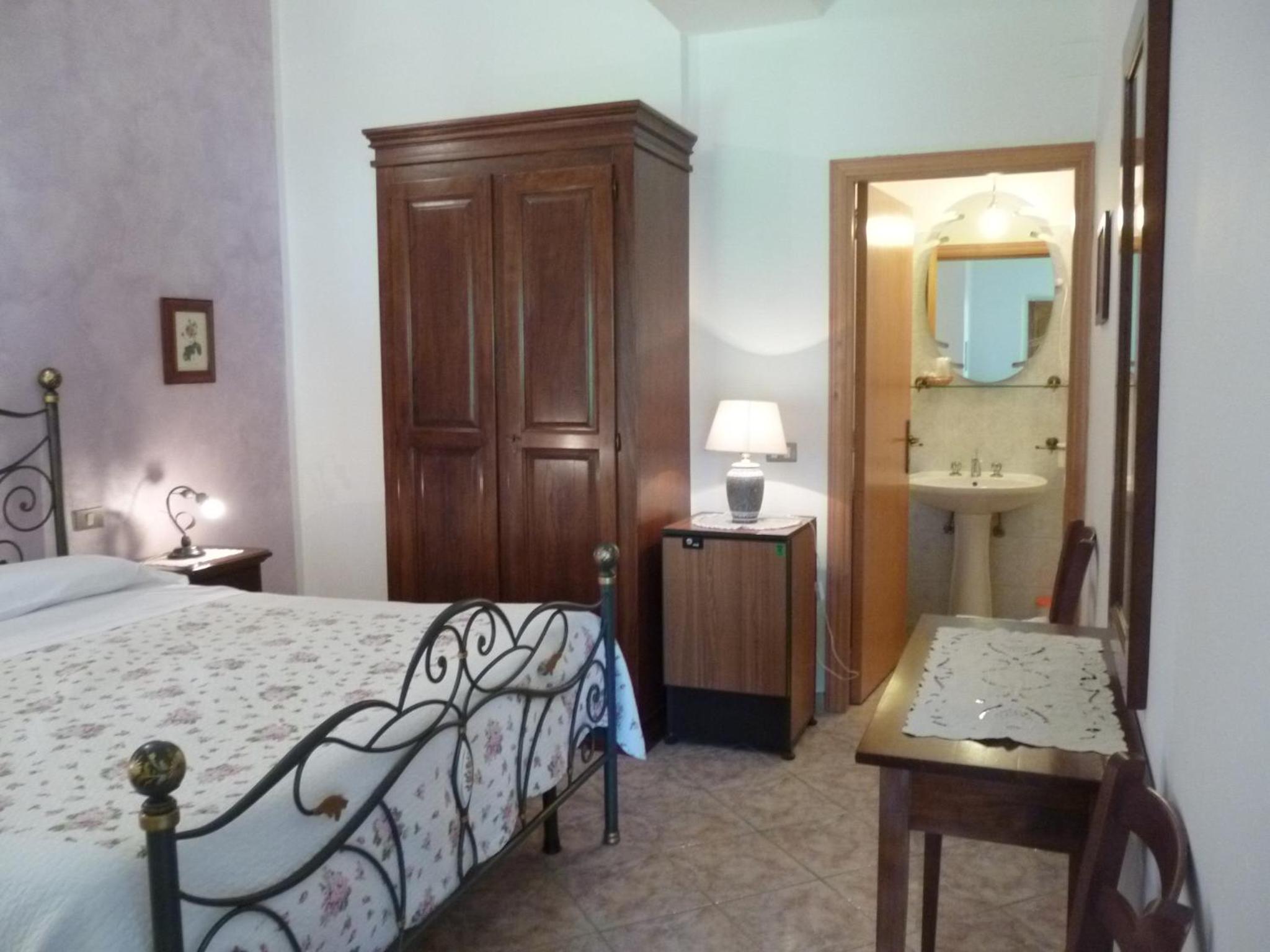 Double Room with Private Bathroom - Photo 14