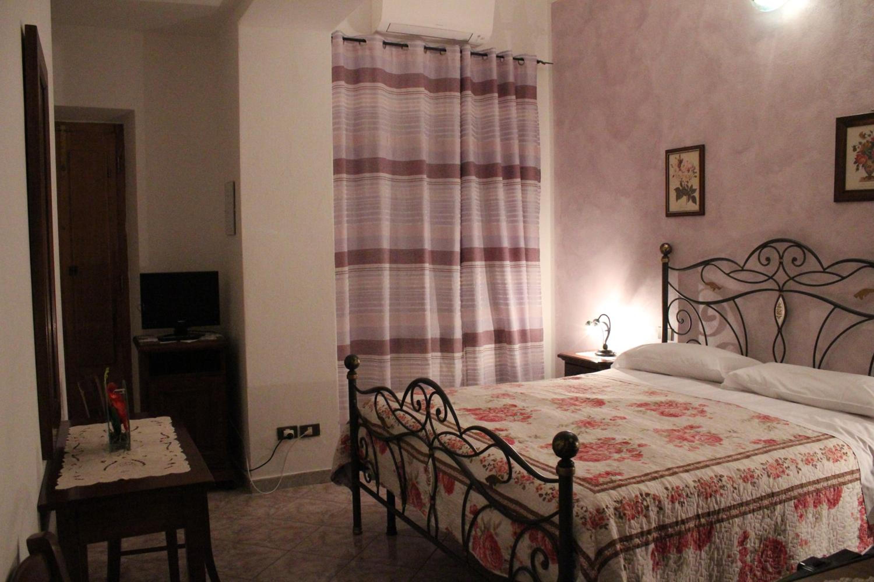 Double Room with Private Bathroom - Photo 13