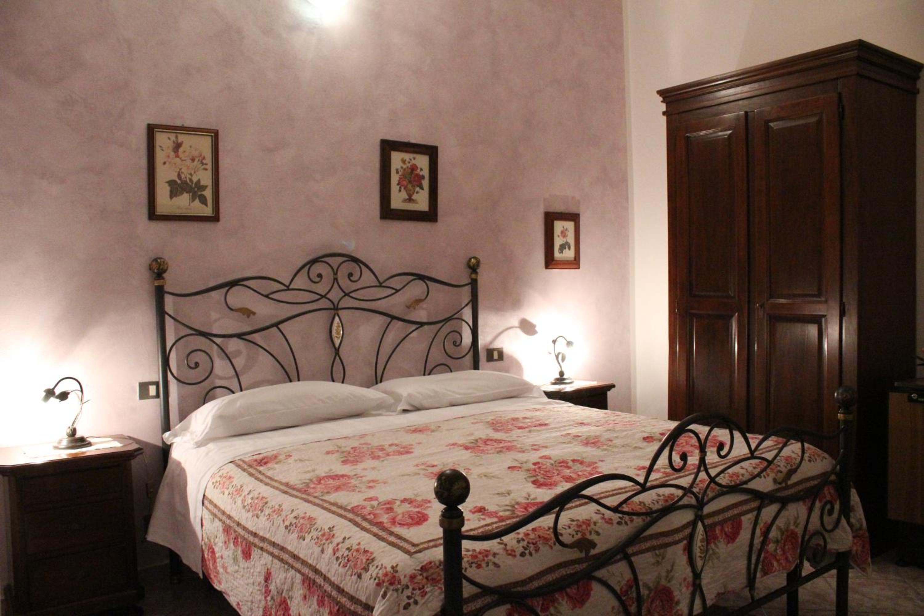 Double Room with Private Bathroom - Photo 17