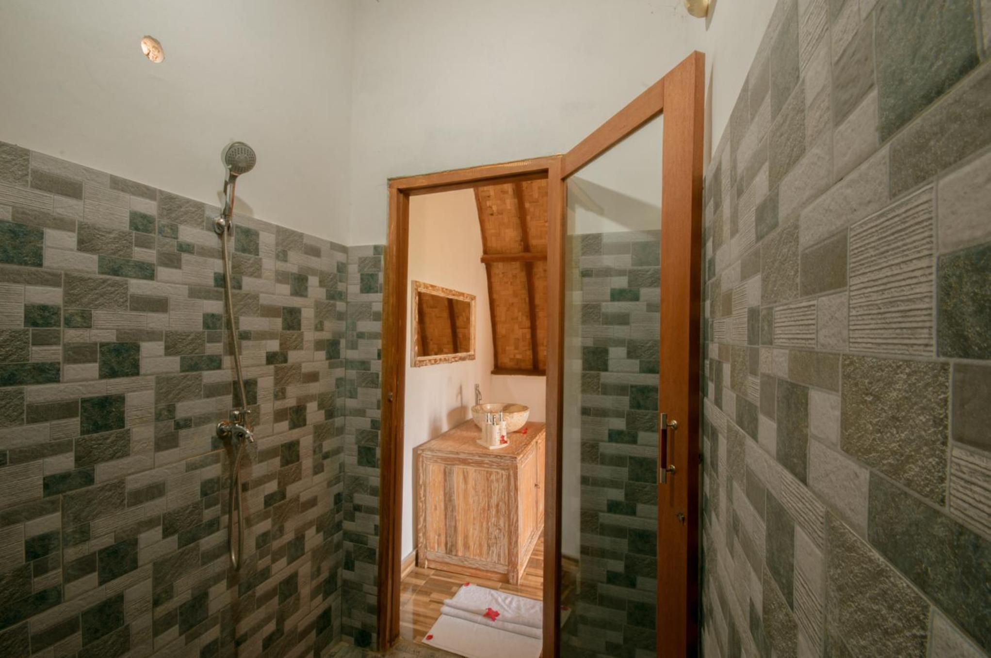 Deluxe Double Room with Balcony - Photo 17