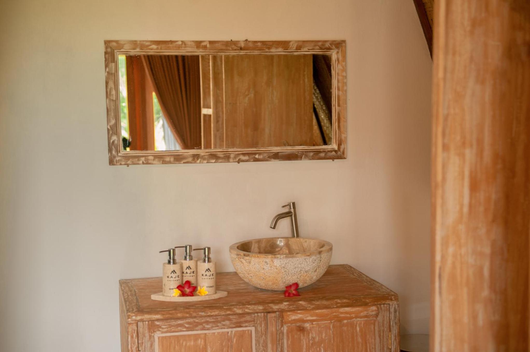 Deluxe Double Room with Balcony - Photo 9