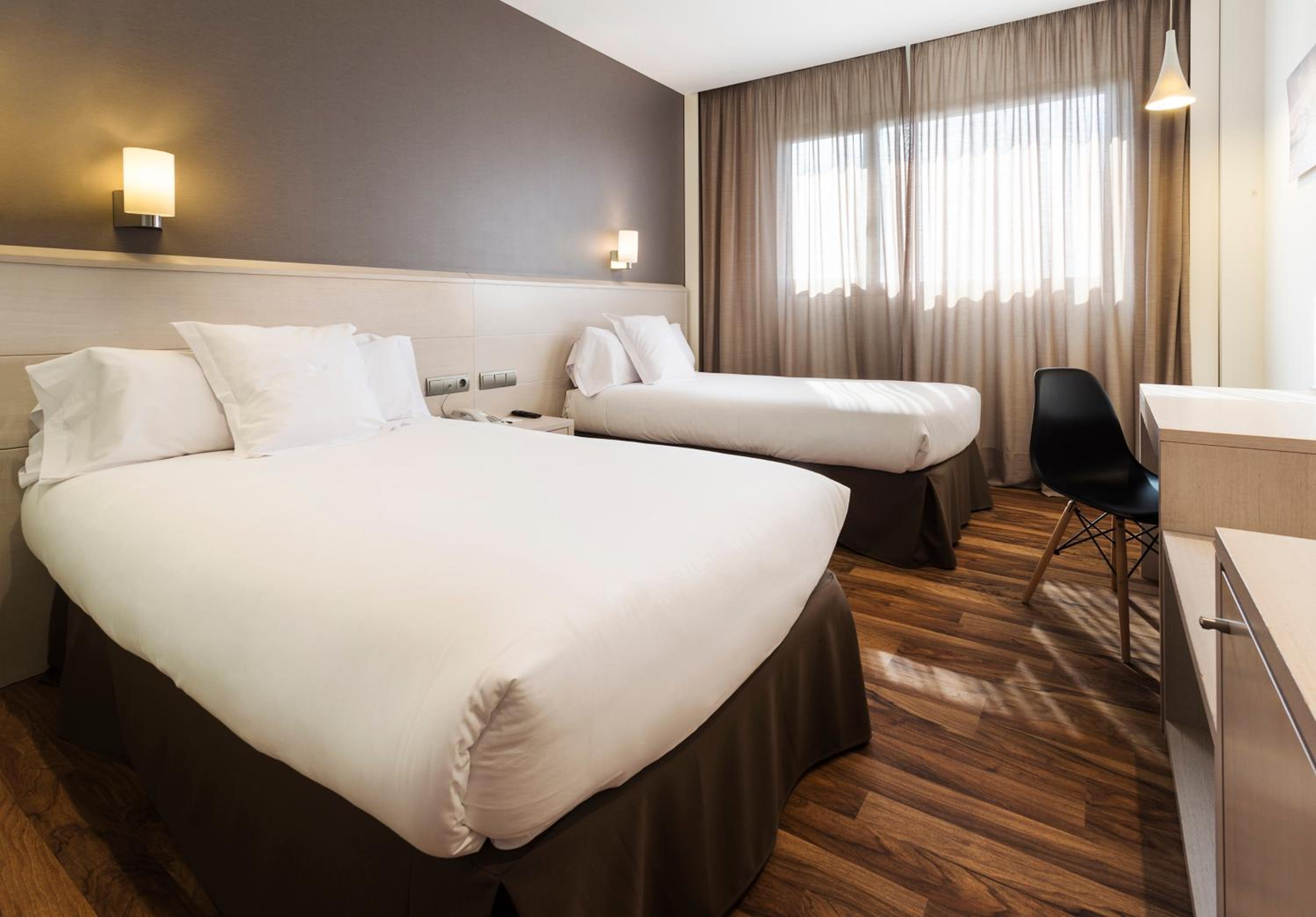 Twin Room thumbnail 6