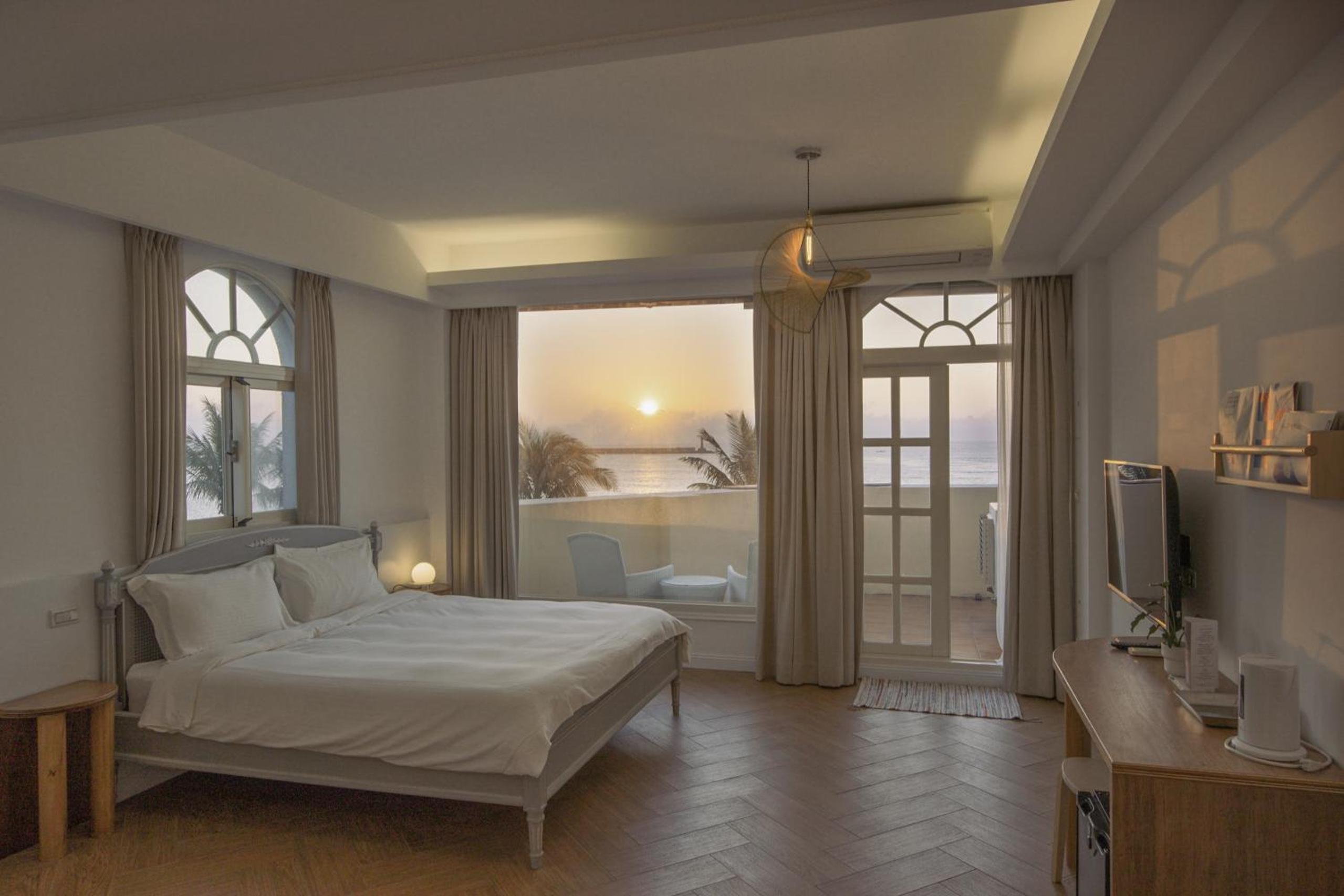 Deluxe Double Room with Balcony and Sea View - with Bath photo 2