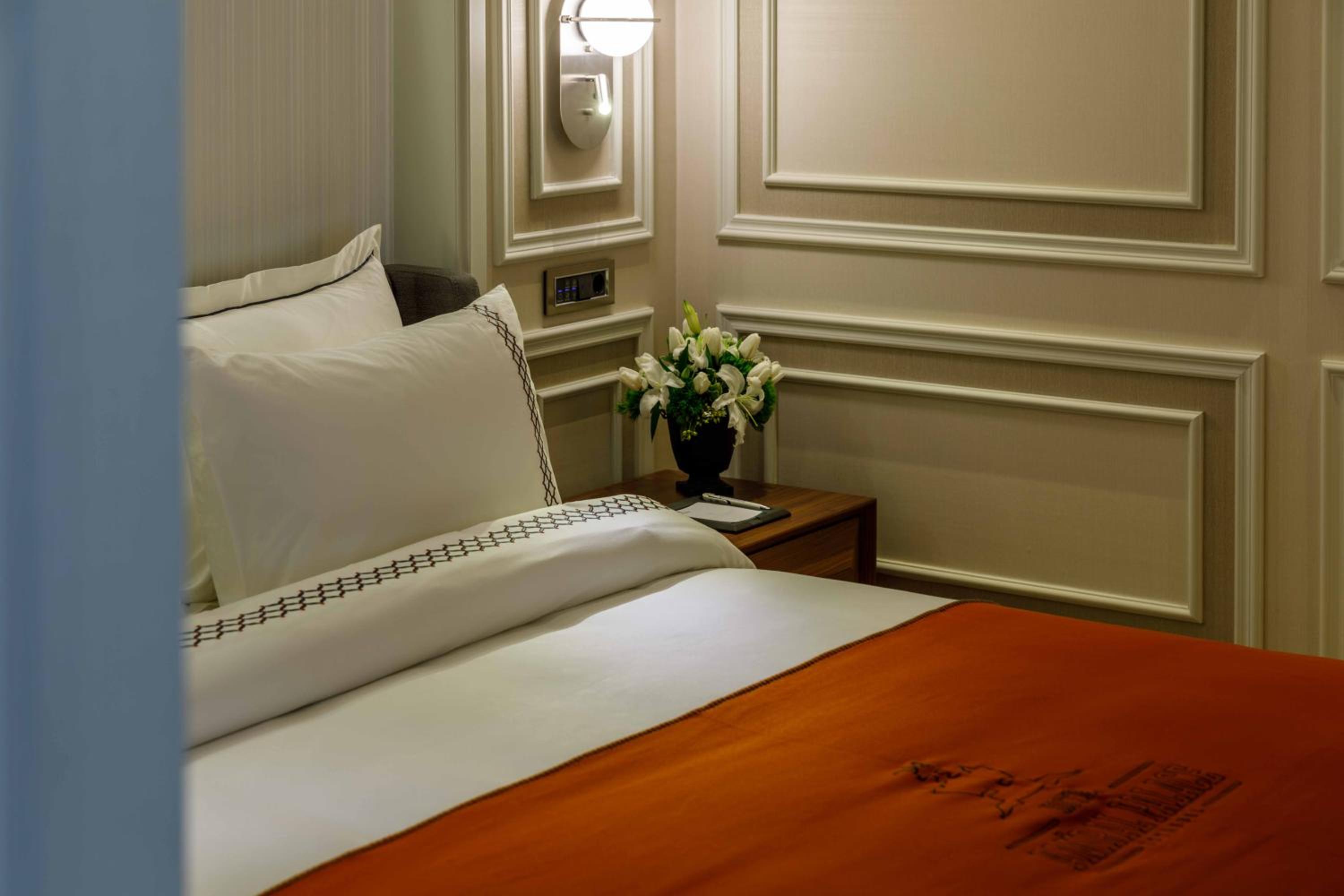 Deluxe King Room photo 1
